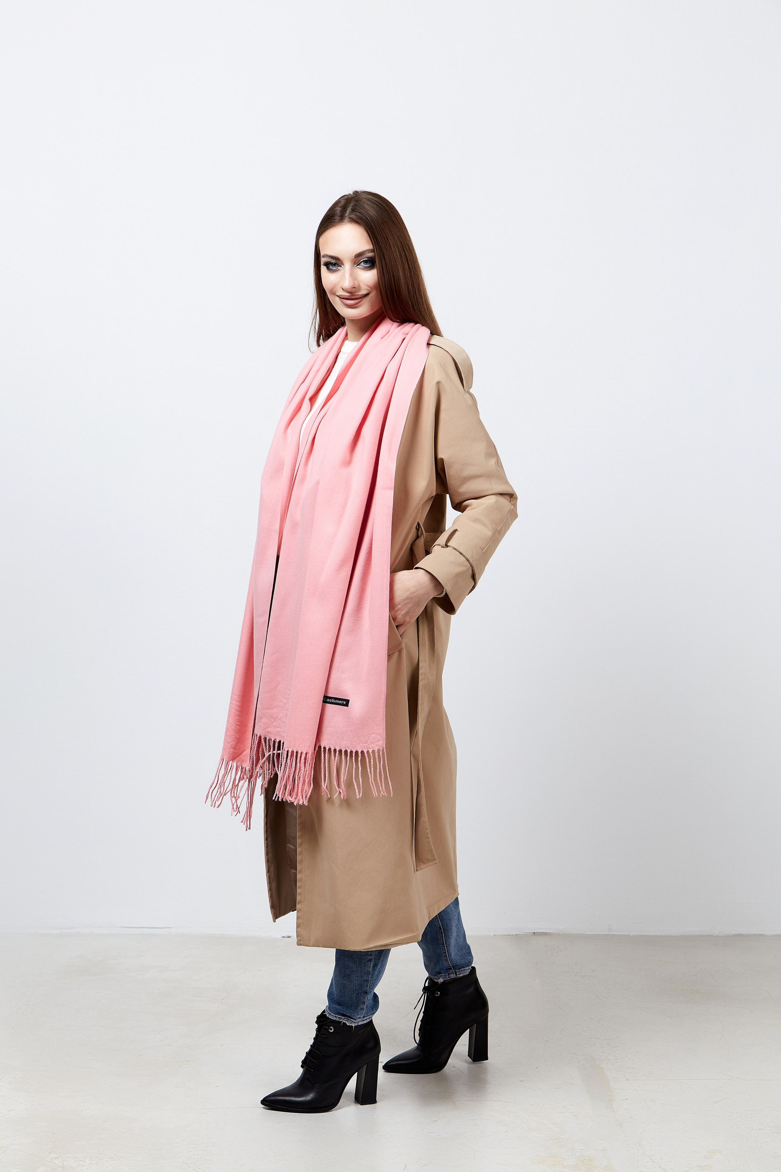 Фотосессия женских шарфы. Фотограф Руслан Потапов в Краснодаре