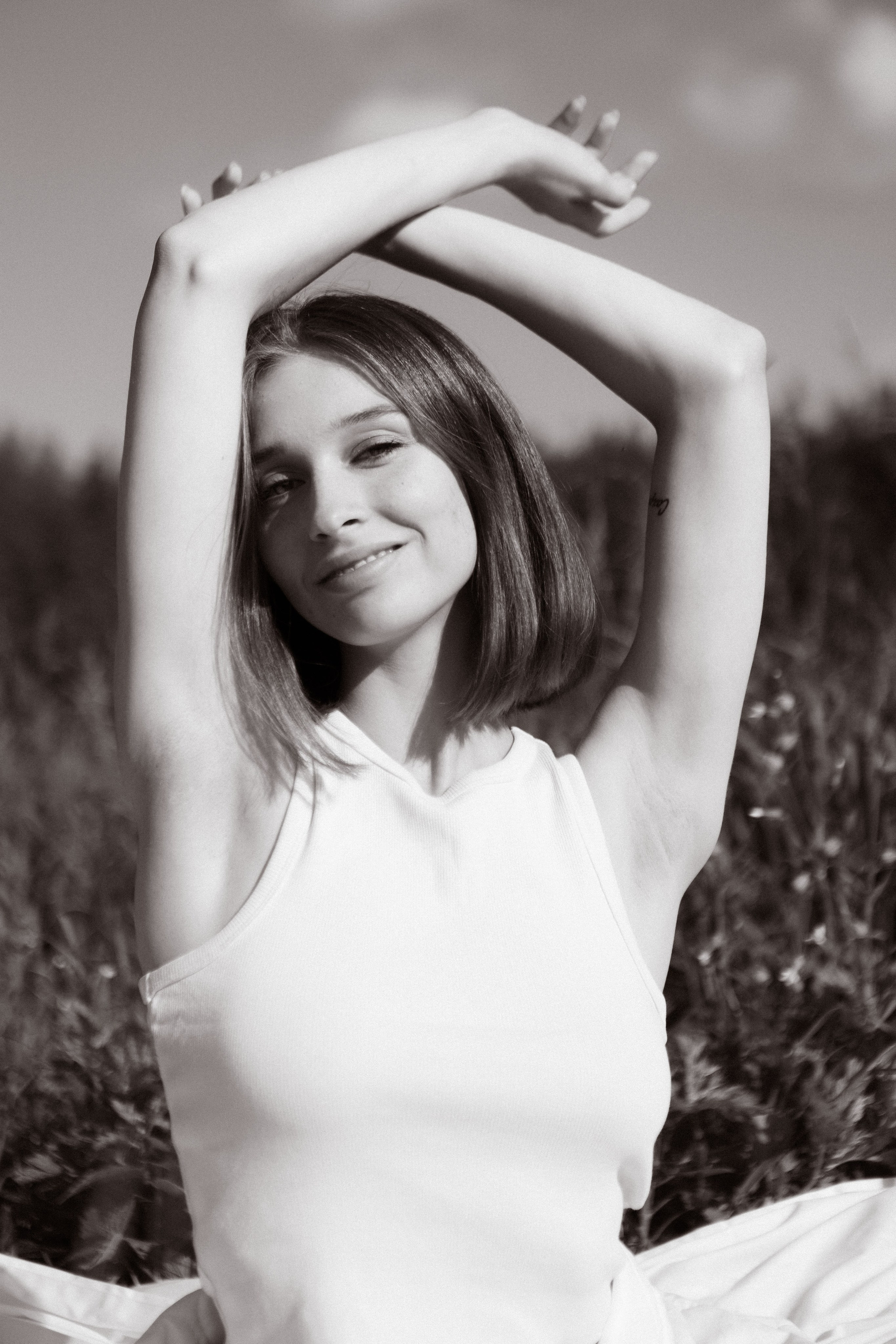 Летняя фотосессия в поле. Девушка в поле в кровати