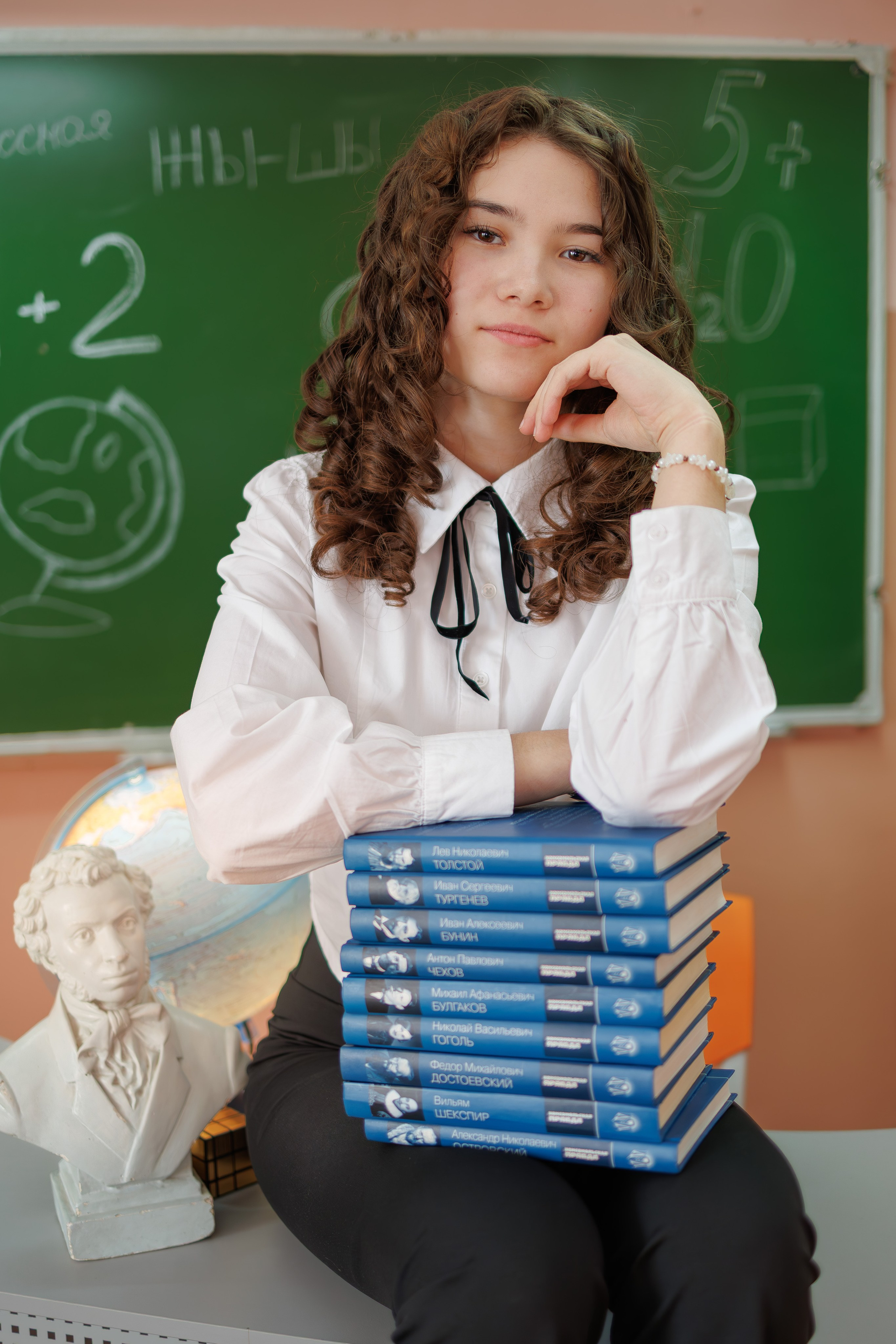 Позы для школьной фотосессии. Фотограф Медногорск Кувандык Оксана Шерехода свадебные, семейные, индивидуальные, школьные фотосессии. Печать фотоальбомов