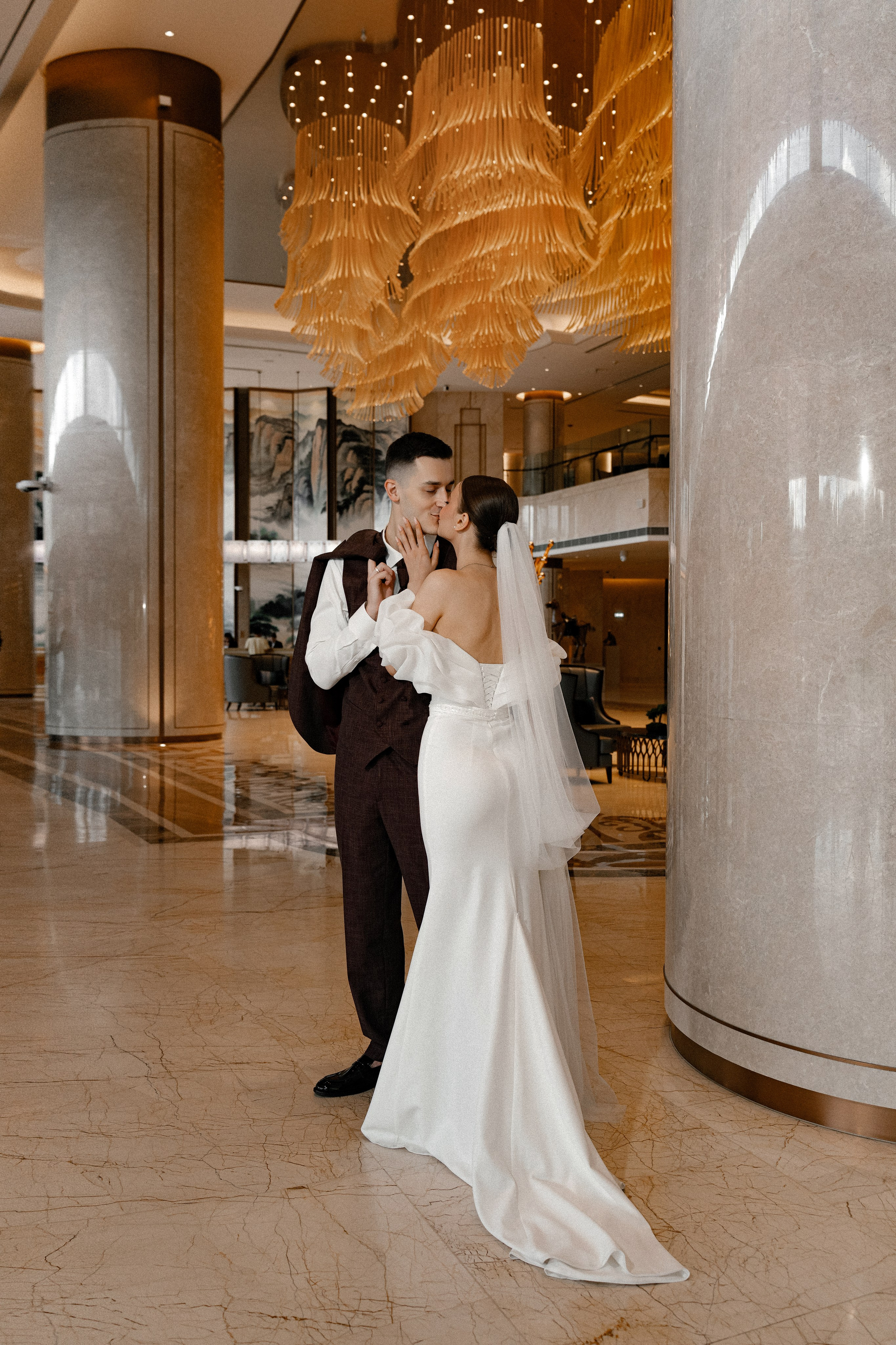 Свадебная фотосессия в Бутырском ЗАГС (Дворец Бракосочетания № 4) и прогулка в отеле Solux (Солюкс)