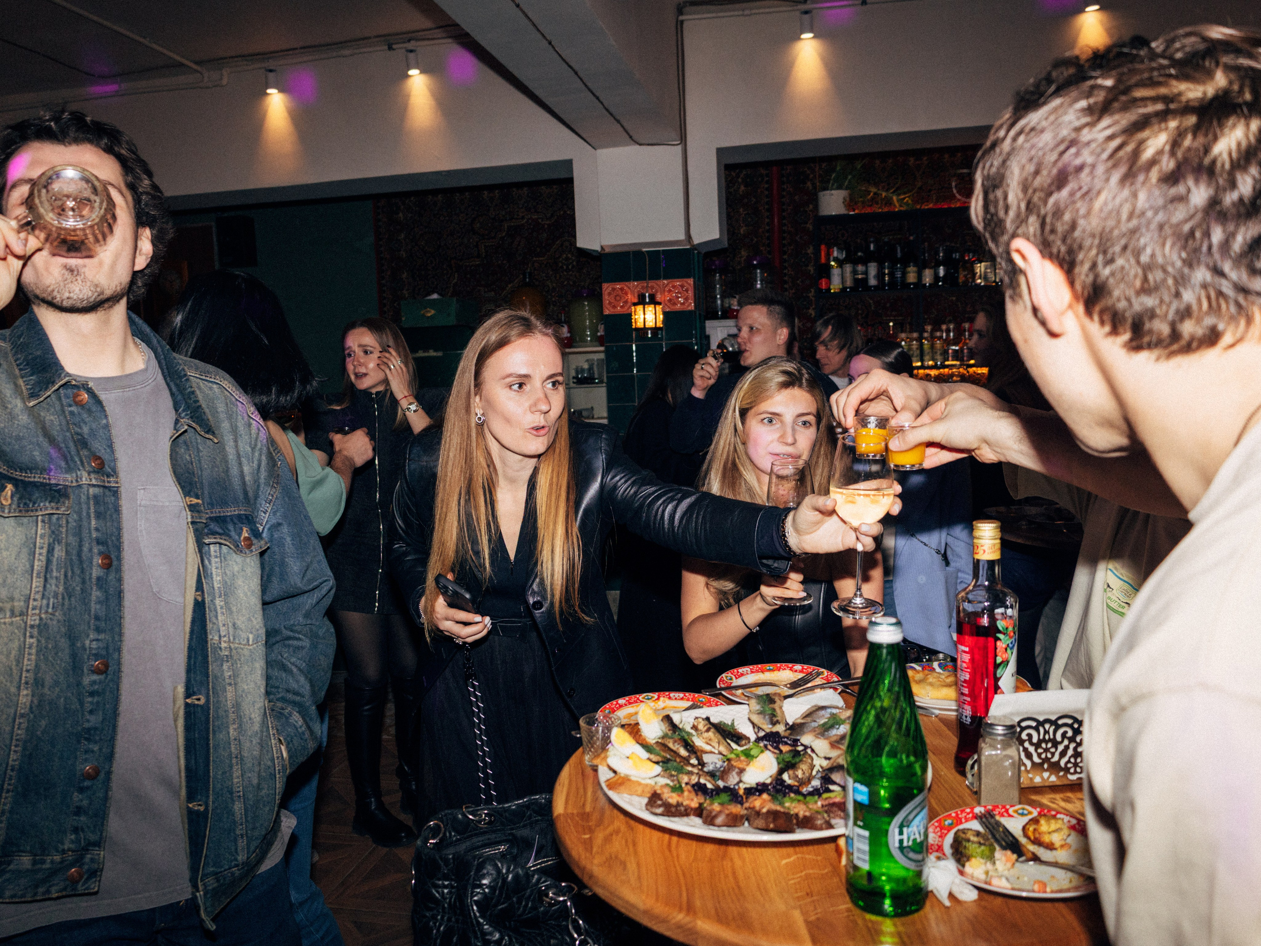 Шапка «Открой вино». Закулисная жизнь в кадре | Backstage-фотограф из Москвы — Александра Слободская