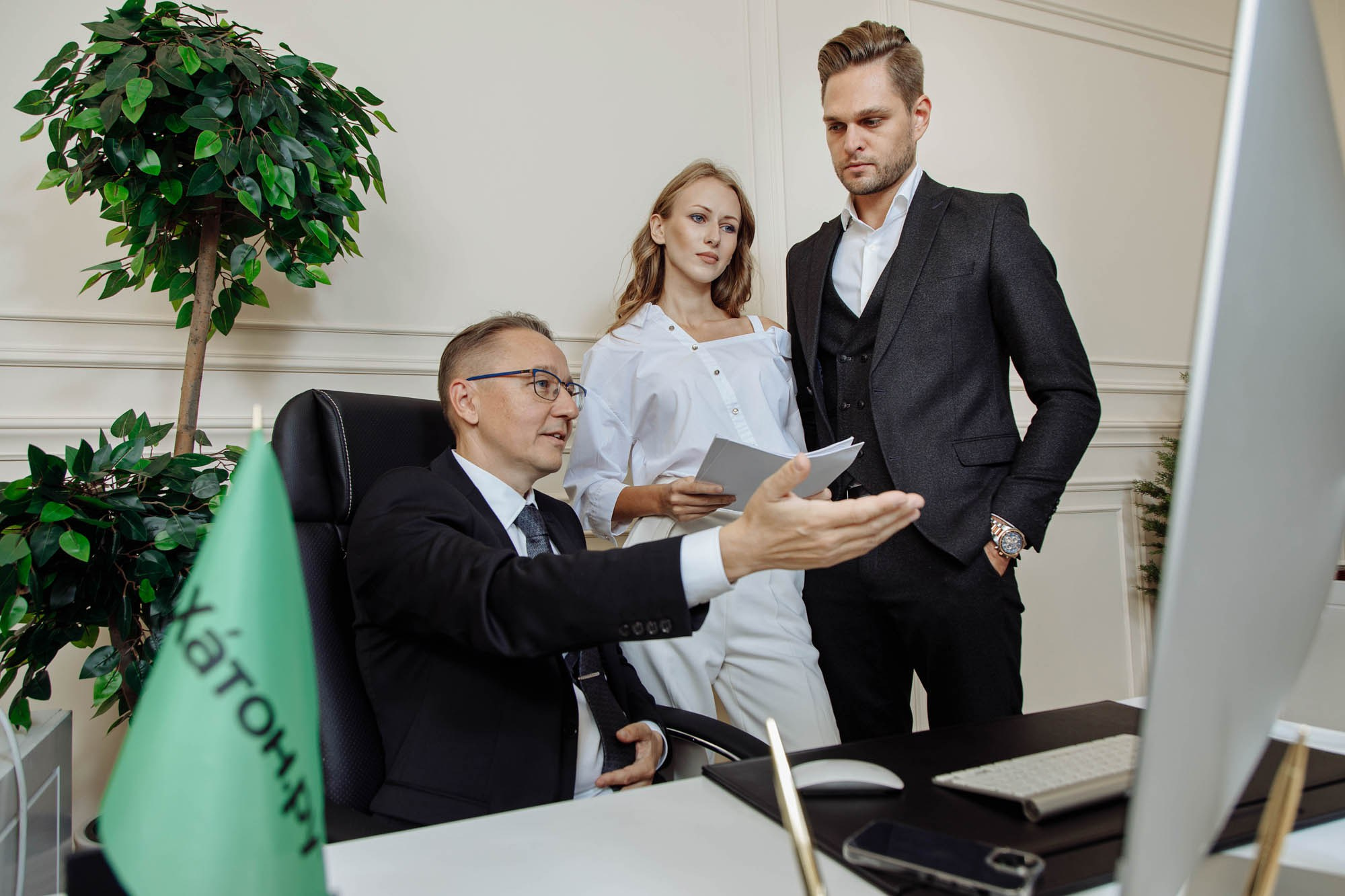 Репортажная съемка сотрудников за повседневной работой в офисе.