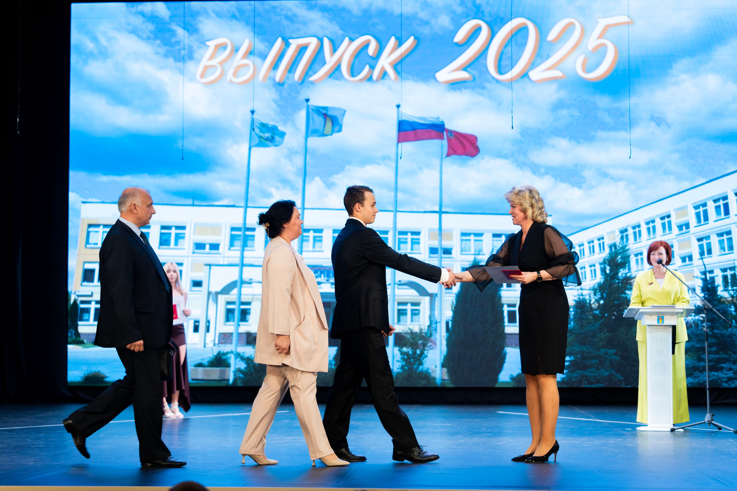 Выдача аттестатов 9 классы. Фотограф Юлия Попова