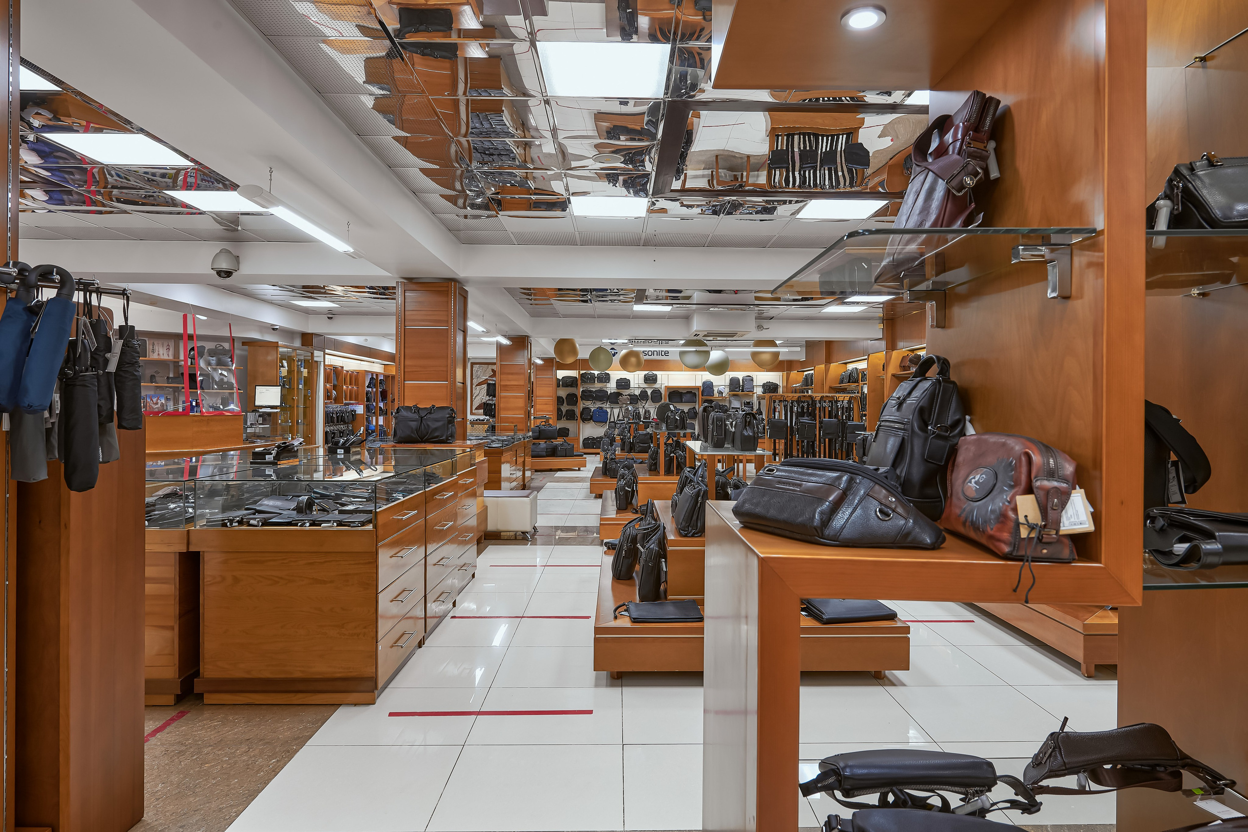 Портфолио по интерьерной и экстерьерной фотосъёмки: Мир Сумок — Правый берег. Фотограф Яковлев Роман — Красноярск