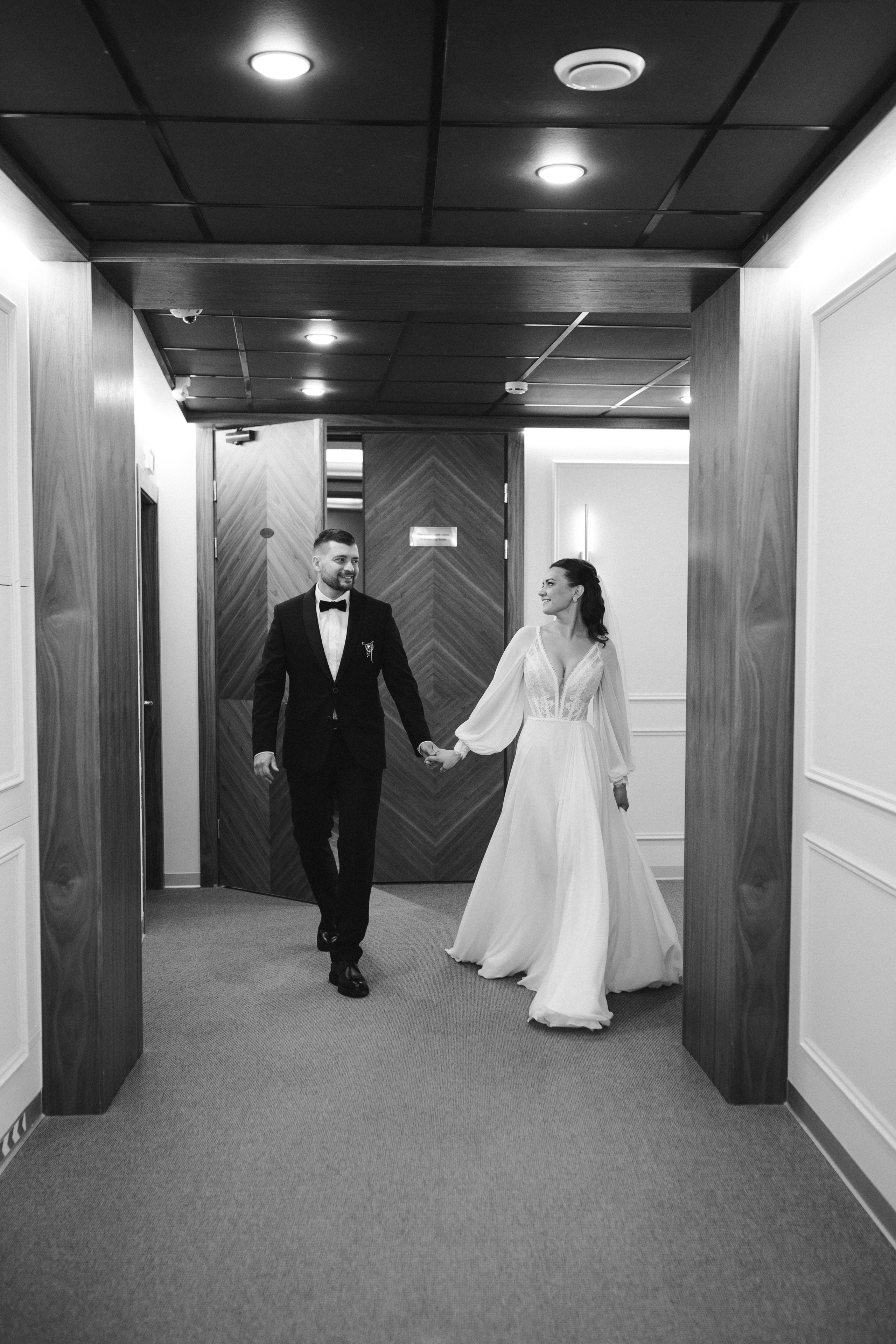 Жених и невеста выходят из просторного номера отеля «Северная», готовясь к церемонии.