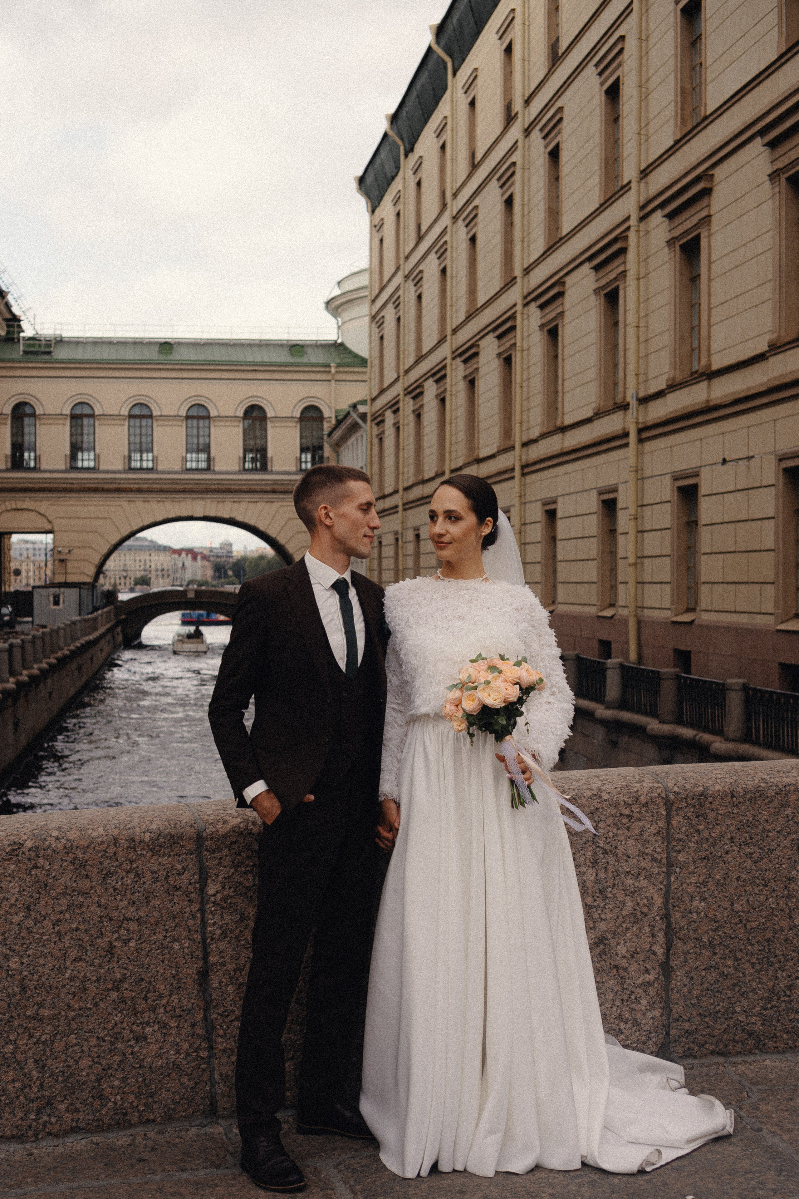 СВАДЕБНАЯ ПРОГУЛКА В САНТК-ПЕТЕРБУРГЕ (ИСАКИЕВСКИЙ СОБОР, ЗИМНЯЯ КАНАВКА, ЭРМИТАЖ И БОЛЬШАЯ МОРСКАЯ УЛИЦА). Профессиональный фотограф, Санкт-Петербург — Виктория Богомолова