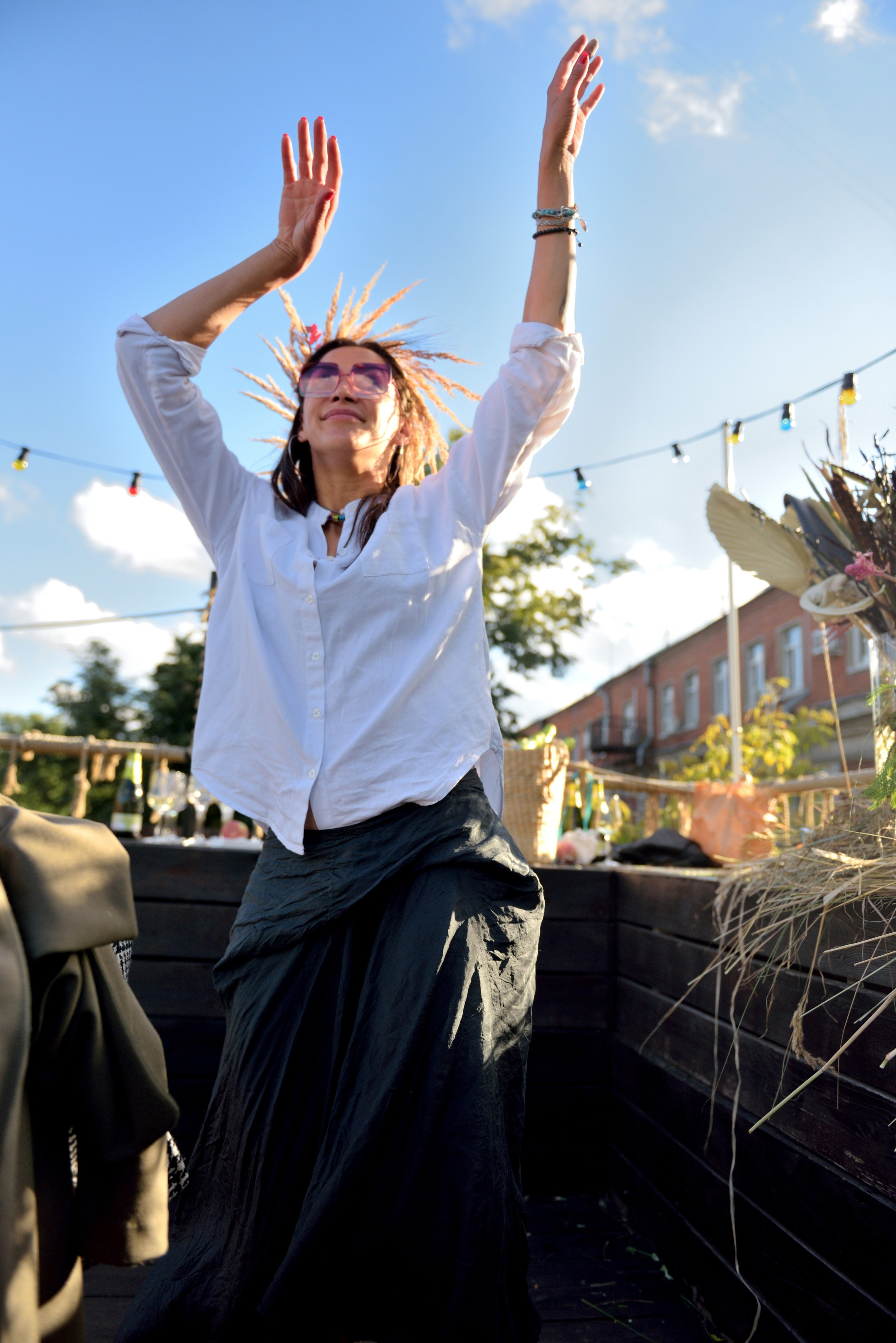 "Екатерина бычковая танцует на красивом мероприятии".