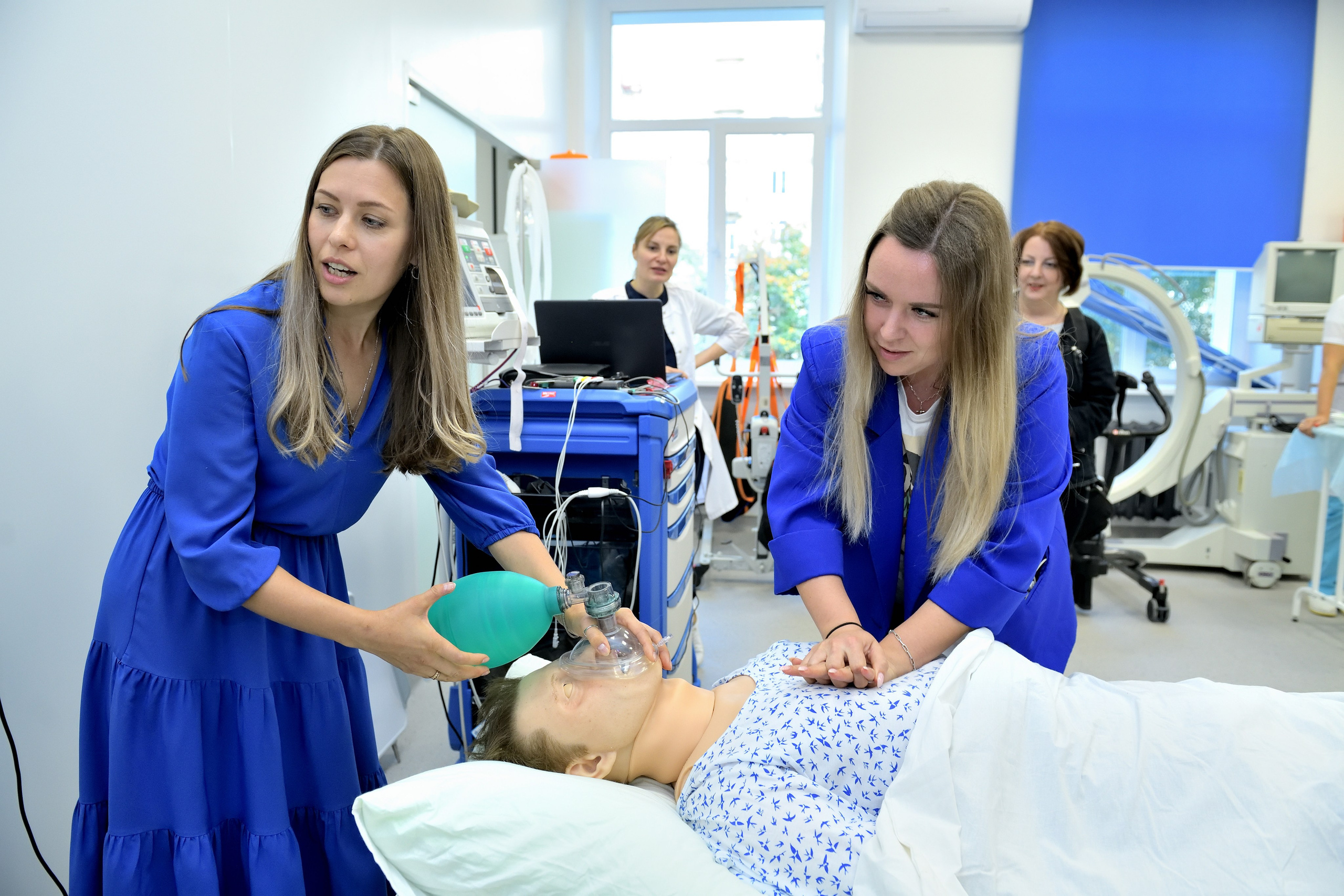 "Девушки учатся оказывать медицинскую помощь в медицинском колледже".