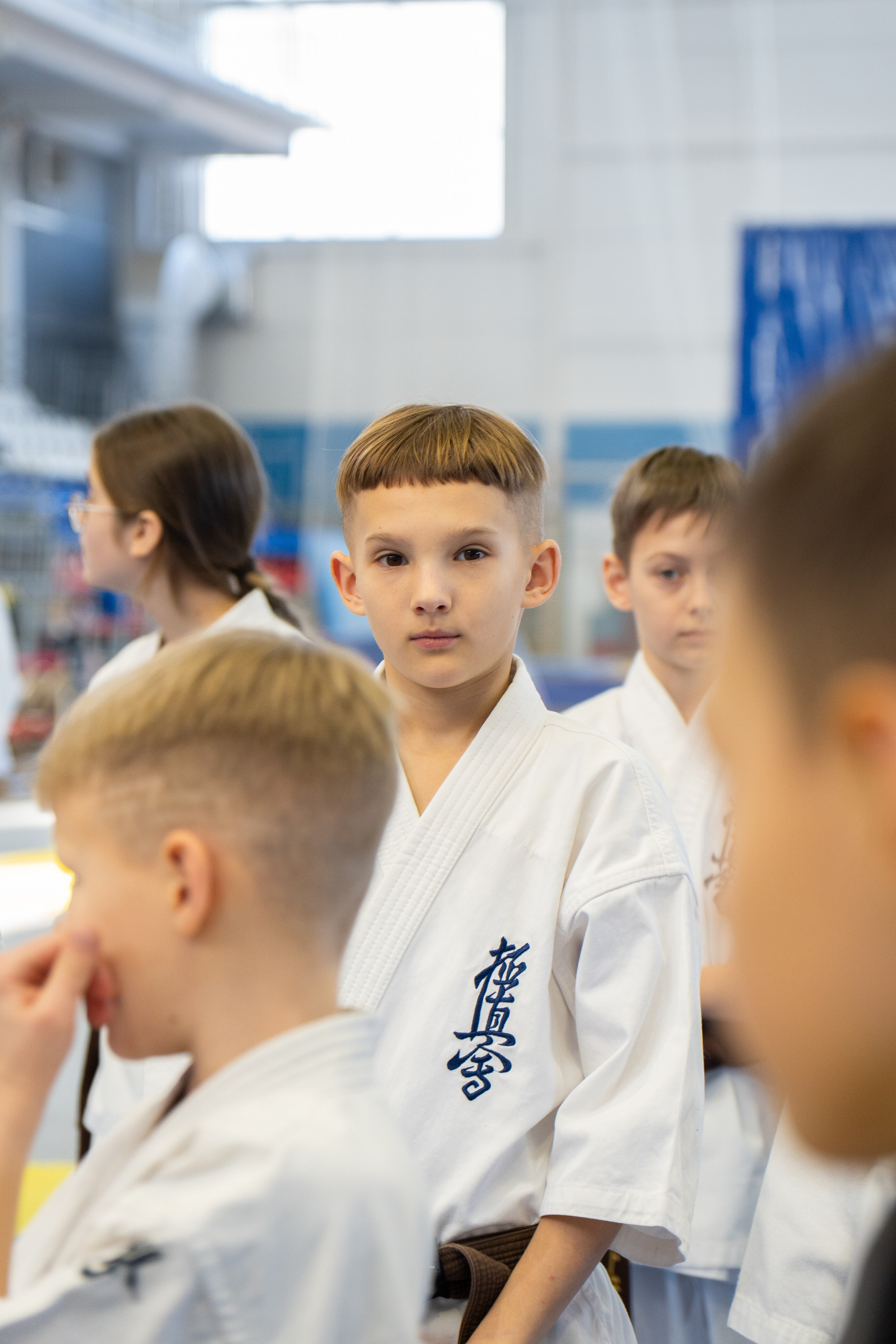 Портрет мальчика в белом кимоно и синем поясе — момент, пойманный репортажным фотографом из Хабаровска