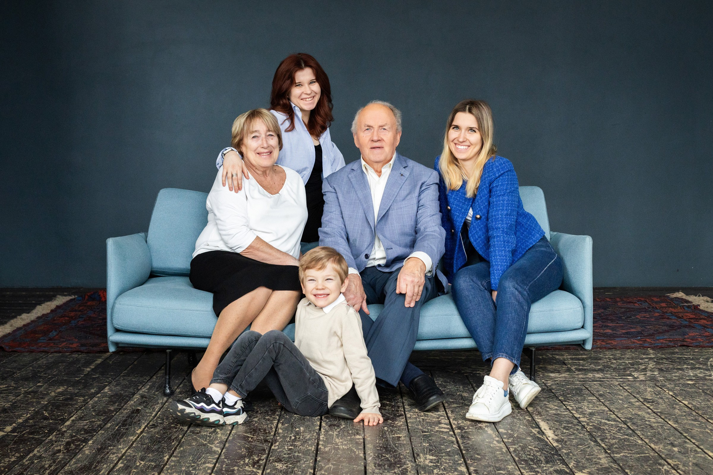 Дружная семья, студия. Семьи, портреты, школьные съемки. Фотограф Лагутина Елена. Москва