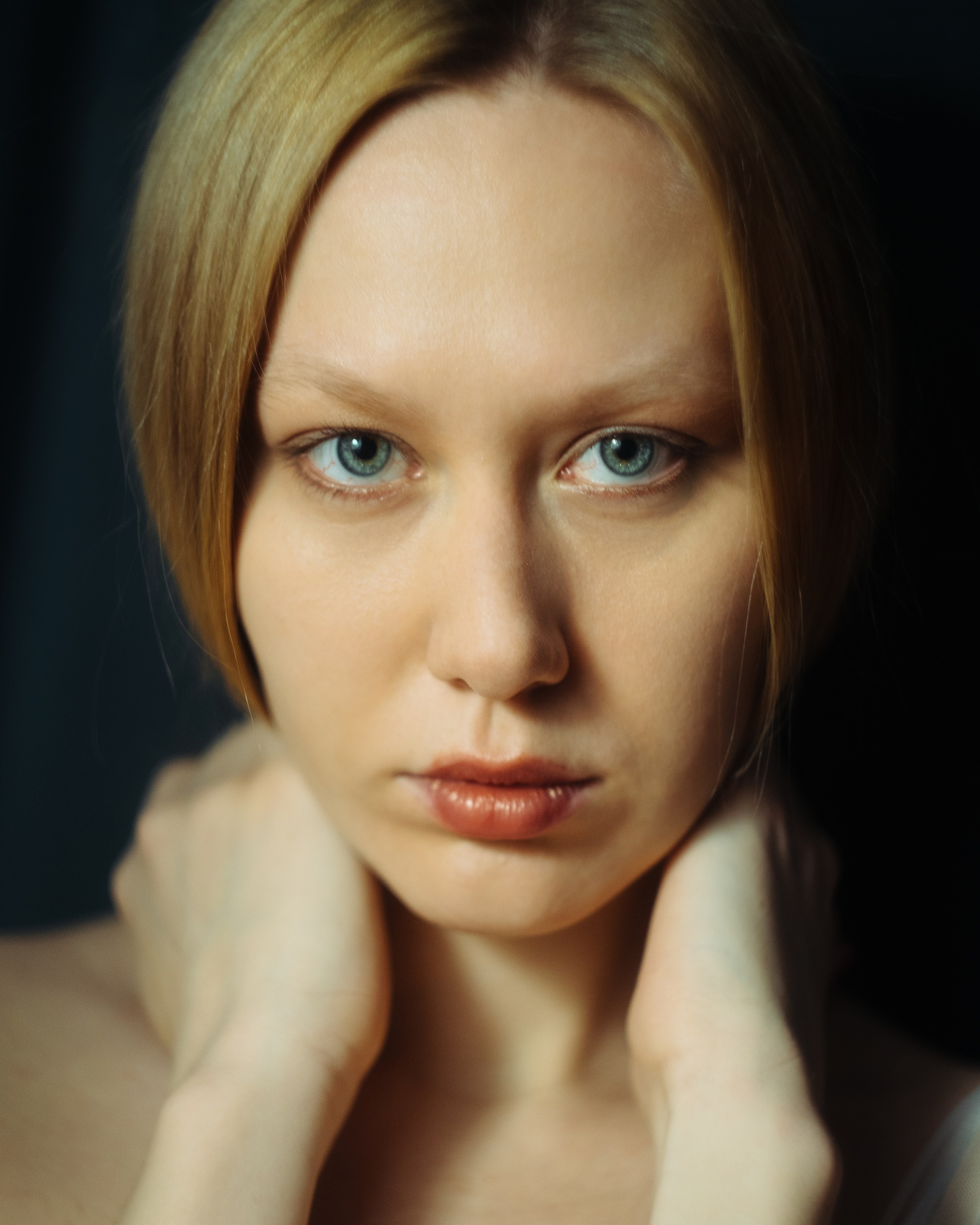 Крупный портрет девушки, авторская женская фотосессия в студии с глубоким взглядом, мягким светом в журнальном стиле