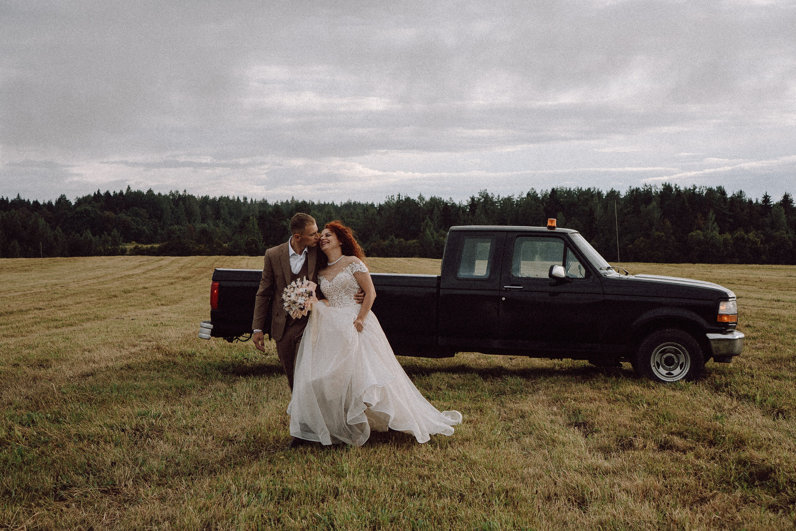 СВАДЕБНАЯ ФОТОСЕССИИЯ ПАРЫ В ГОРОДЕ ПРИОЗЕРСК В СОСНОВОМ ЛЕСУ И С ПИКАПОМ. Профессиональный фотограф, Санкт-Петербург — Виктория Богомолова