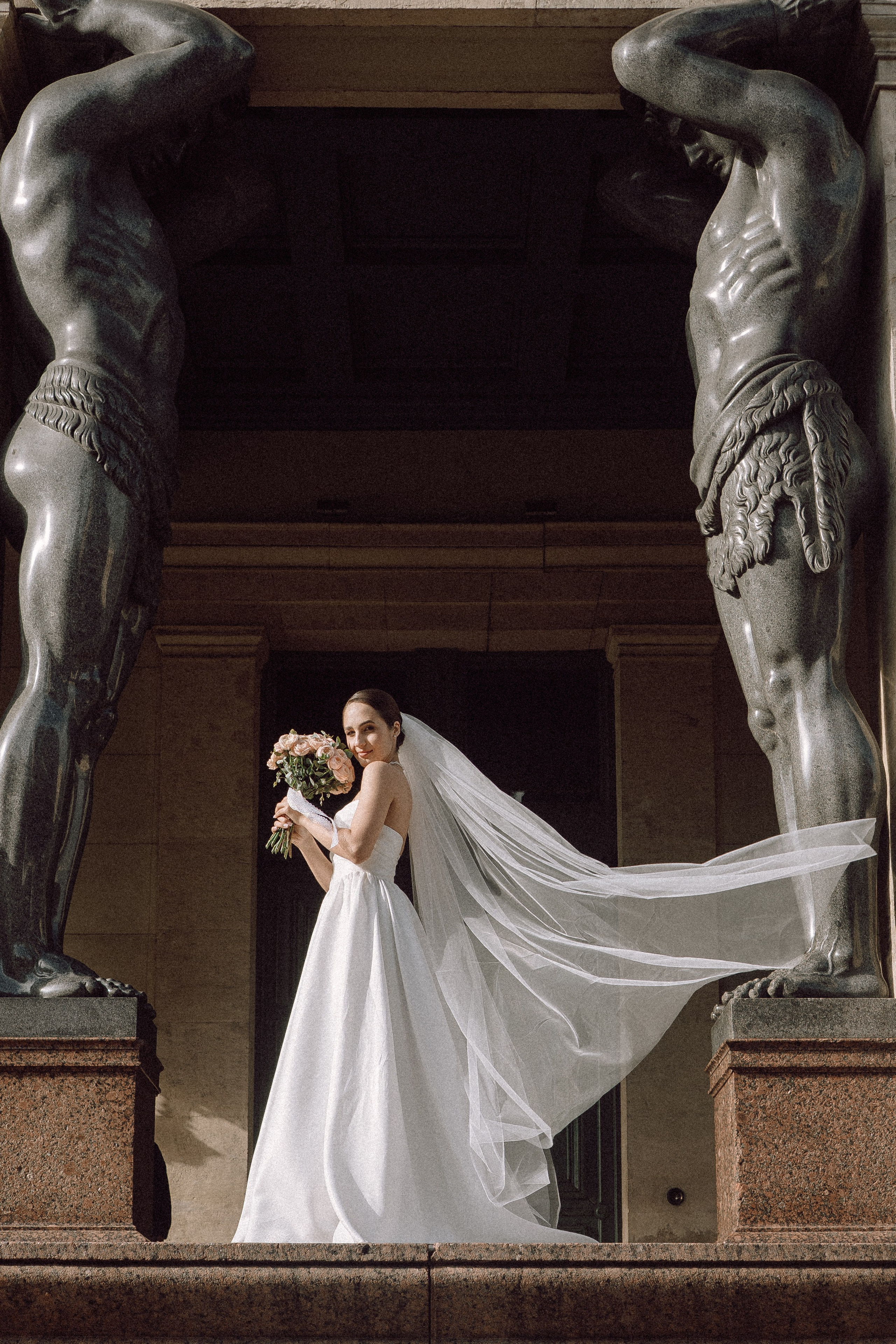 СВАДЕБНАЯ ПРОГУЛКА В САНТК-ПЕТЕРБУРГЕ (ИСАКИЕВСКИЙ СОБОР, ЗИМНЯЯ КАНАВКА, ЭРМИТАЖ И БОЛЬШАЯ МОРСКАЯ УЛИЦА). Профессиональный фотограф, Санкт-Петербург — Виктория Богомолова