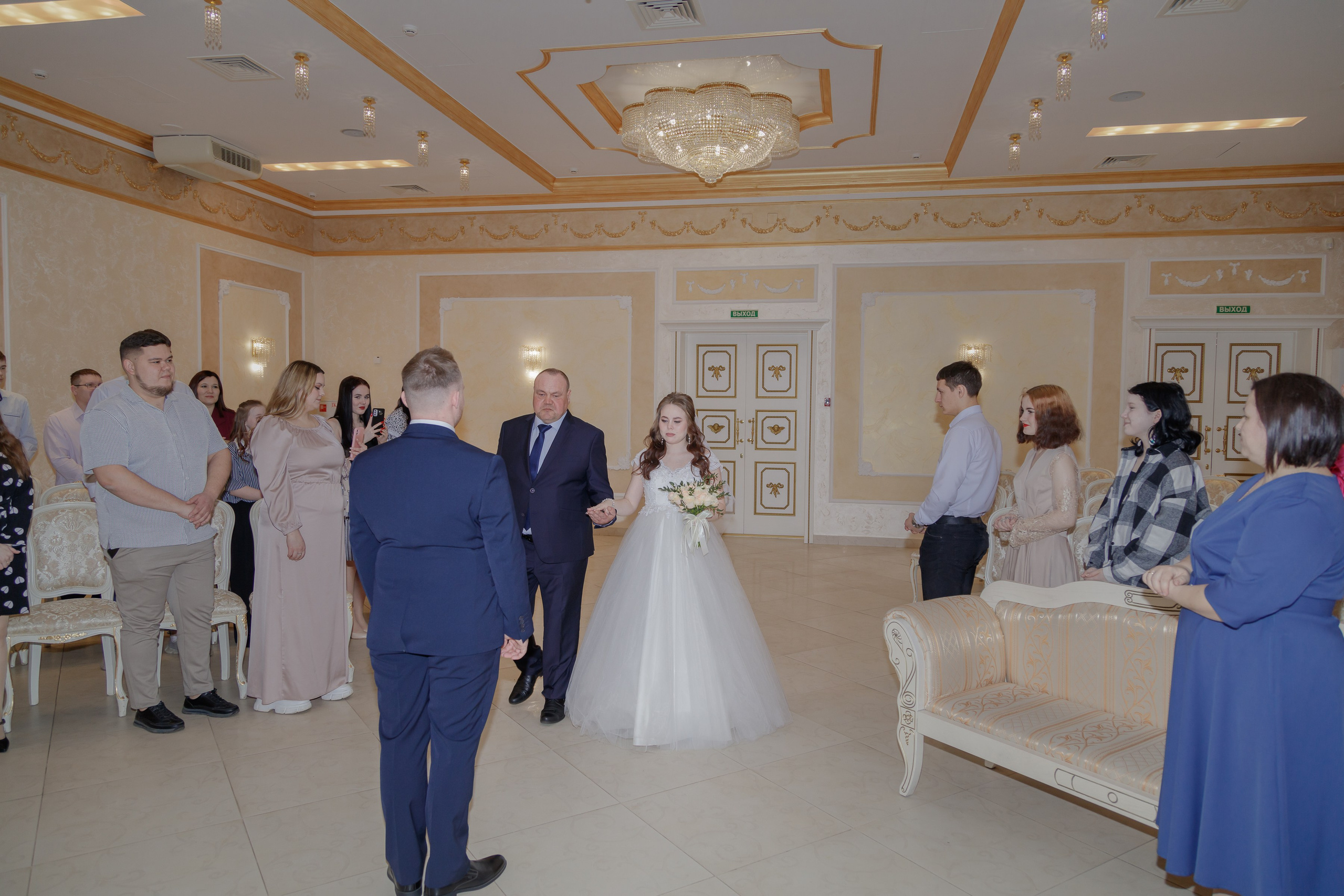 Папа ведет свою дочь- невесту к жениху