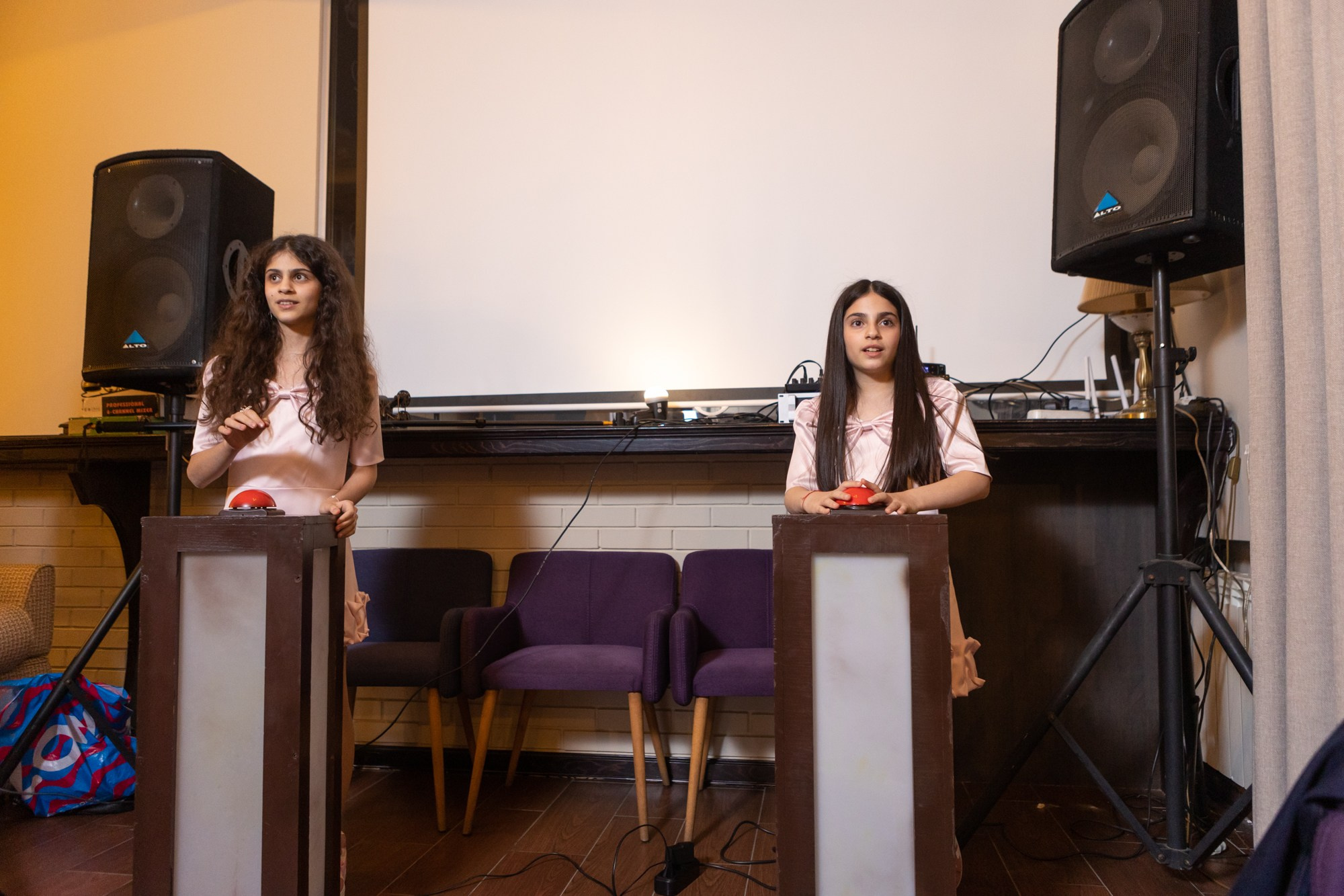 День Рождения Софьи и Лизы в ресторане «Ностальгия». Фотограф в Оренбурге. Профессиональный фотограф