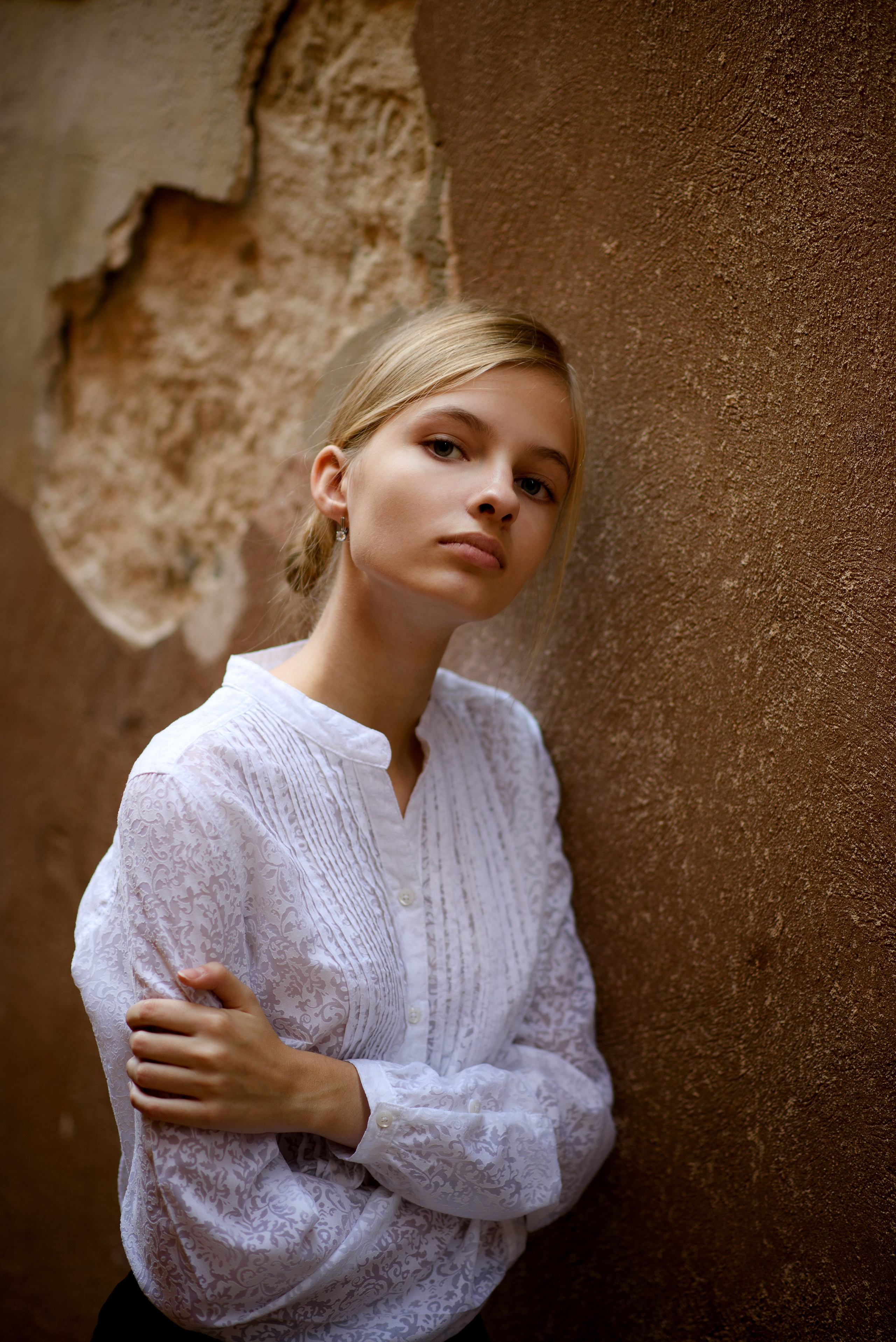 Девочка подросток на фоне старой стены 