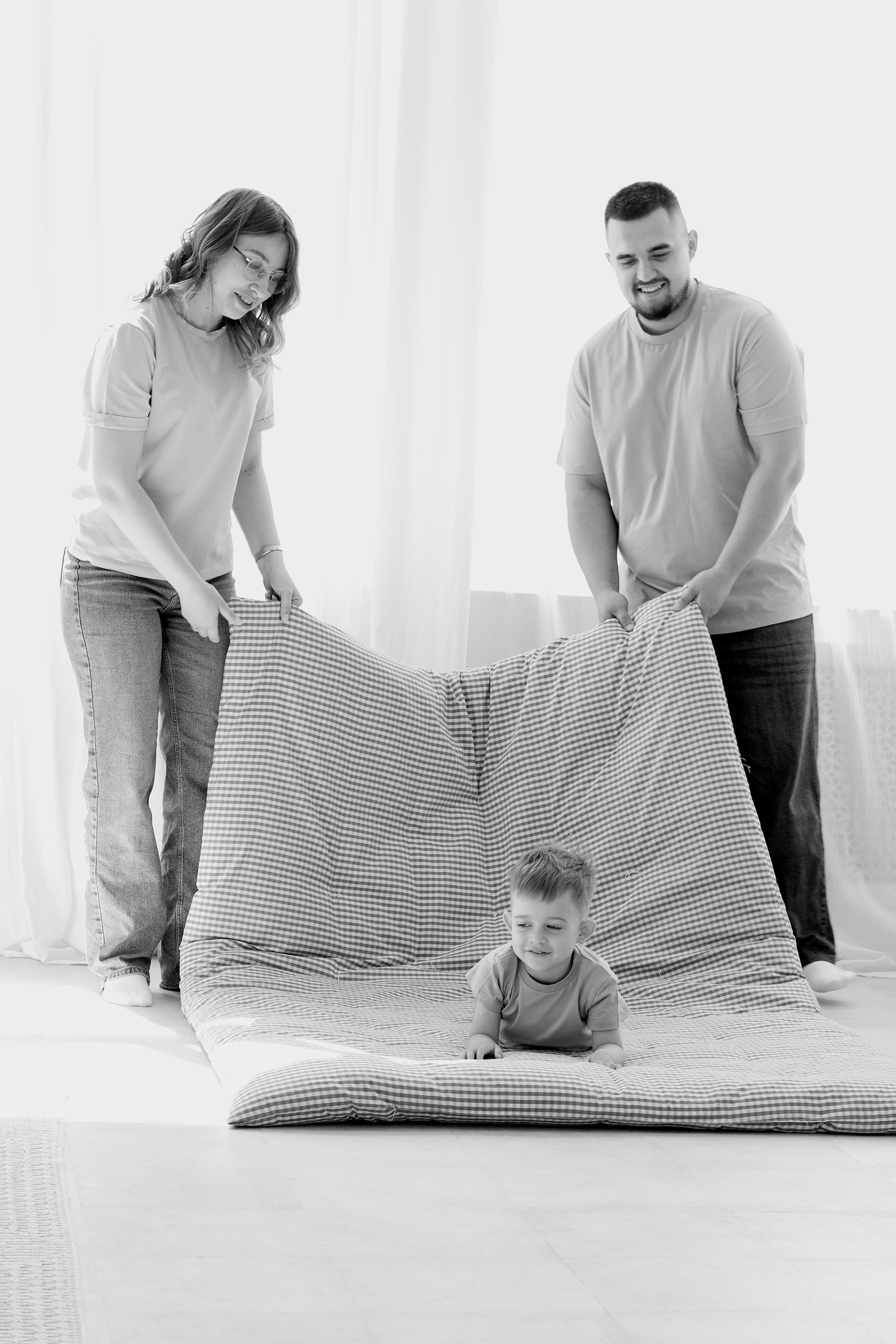 Семейная фотосессия в студии (Михаил, Крестина и Макар). Женский фотограф в Орске Новотроицке Динара Долганова