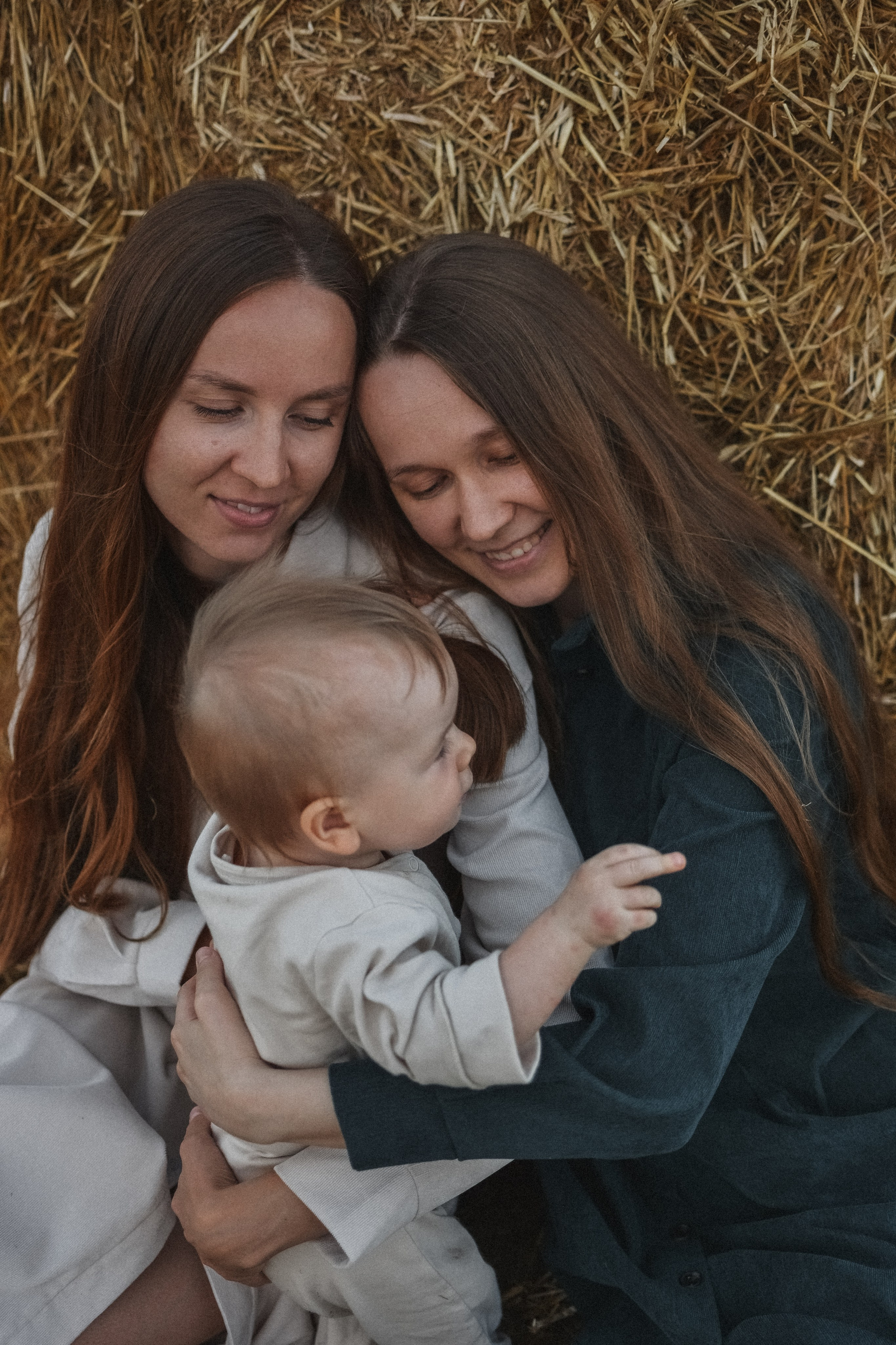 Сёстры в поле и малышка дочь. Alenasokolowa.ru