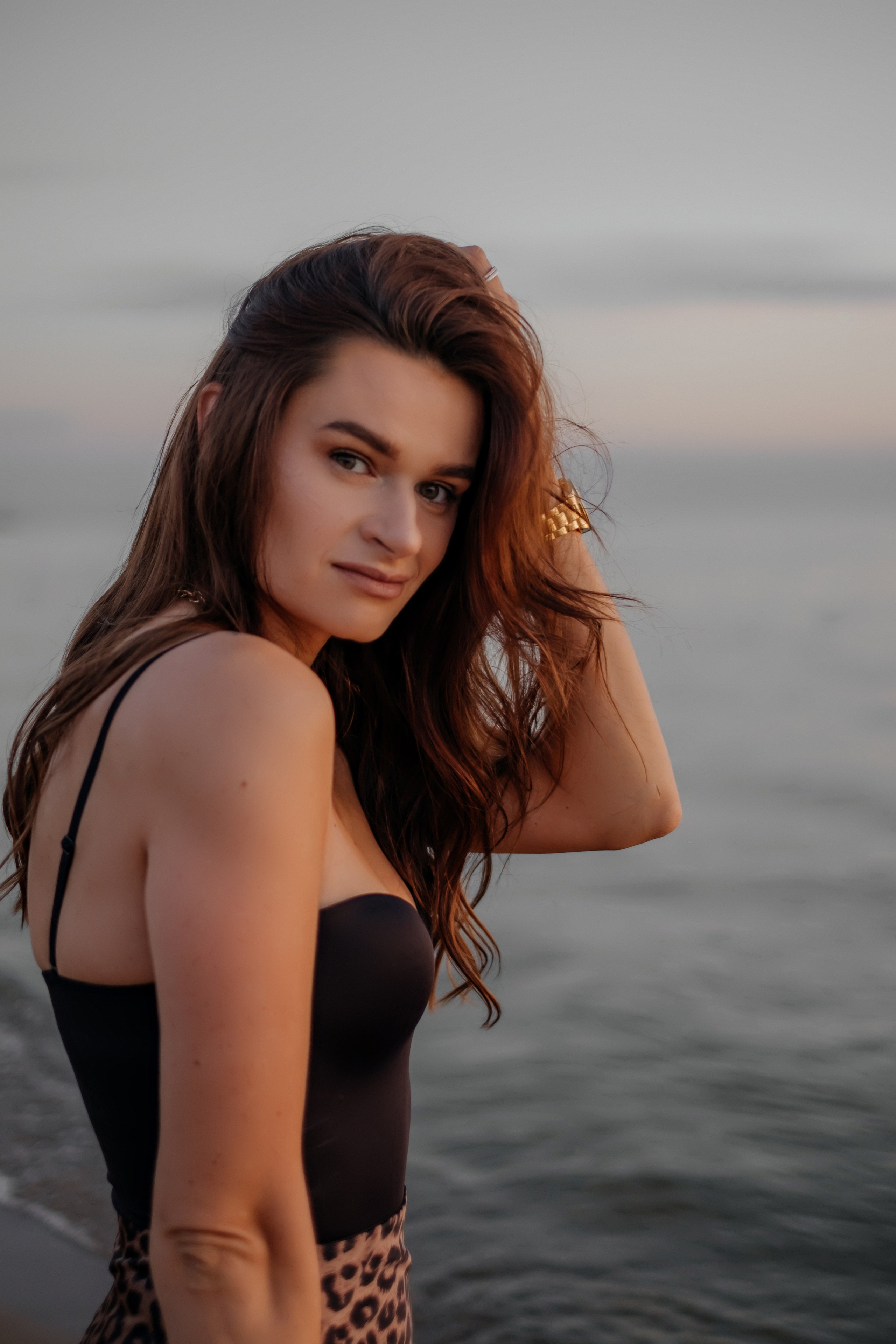 Катя с дочками на берегу. Фотограф в Новосибирске Диана Ильиных