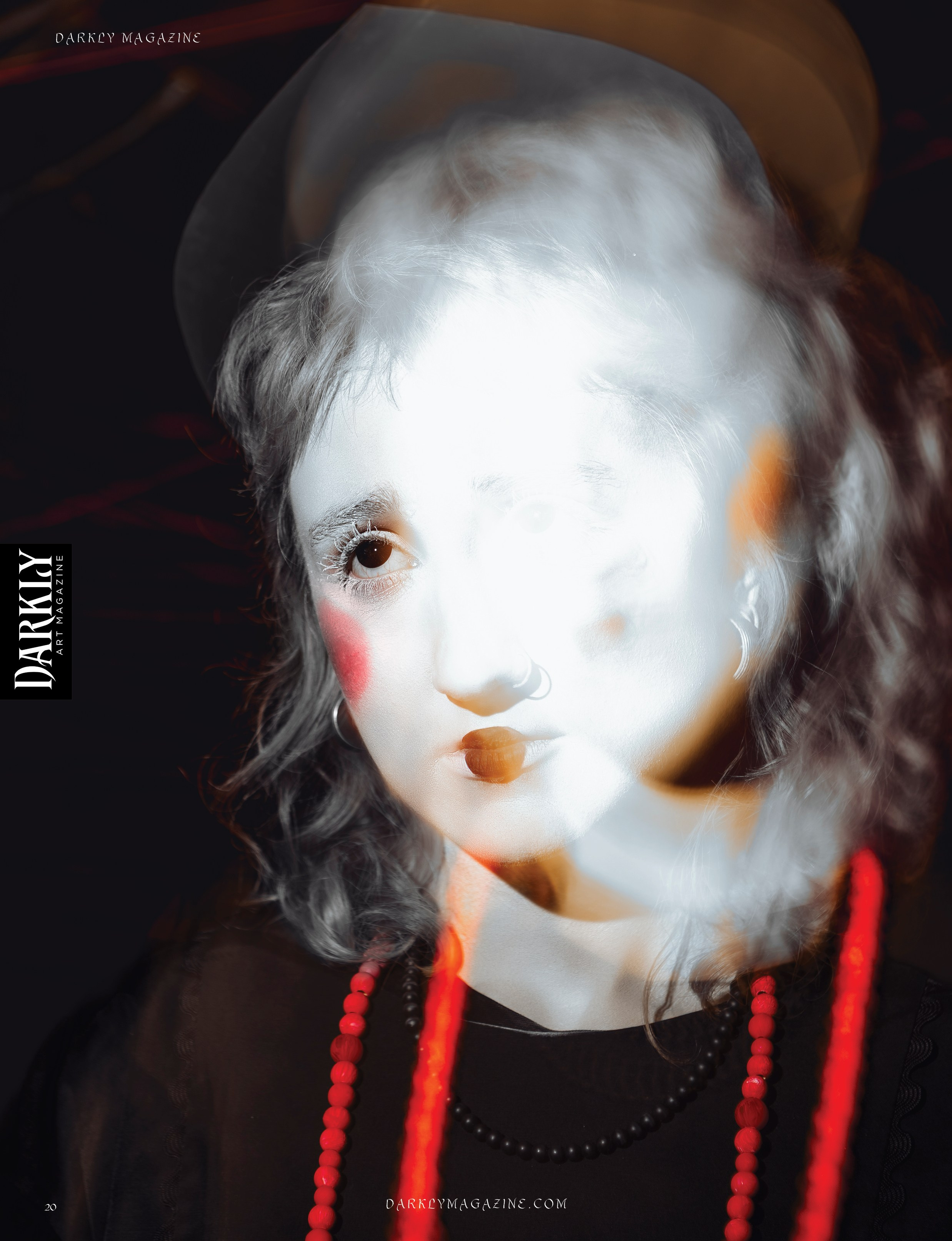 Концептуальная фотосессия в Москве: портрет в стиле сюрреализм с зеркалами и дымом. Создание арт-образа под ключ. Креативный портрет в Москве. Эксперименты с цветным светом и геометрическим макияжем. Фотограф арт-портрета.