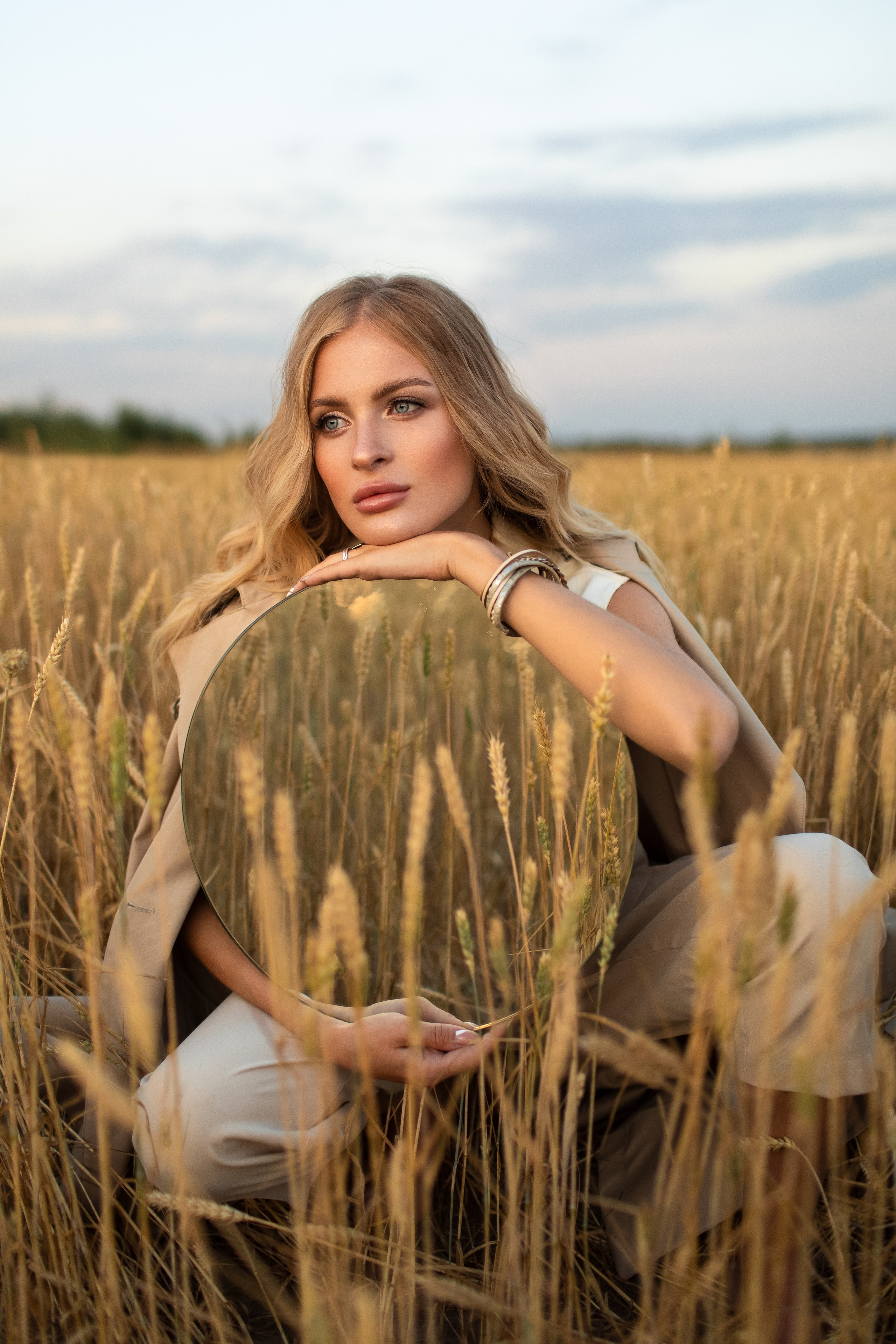 Модельная съемка в поле. Главная