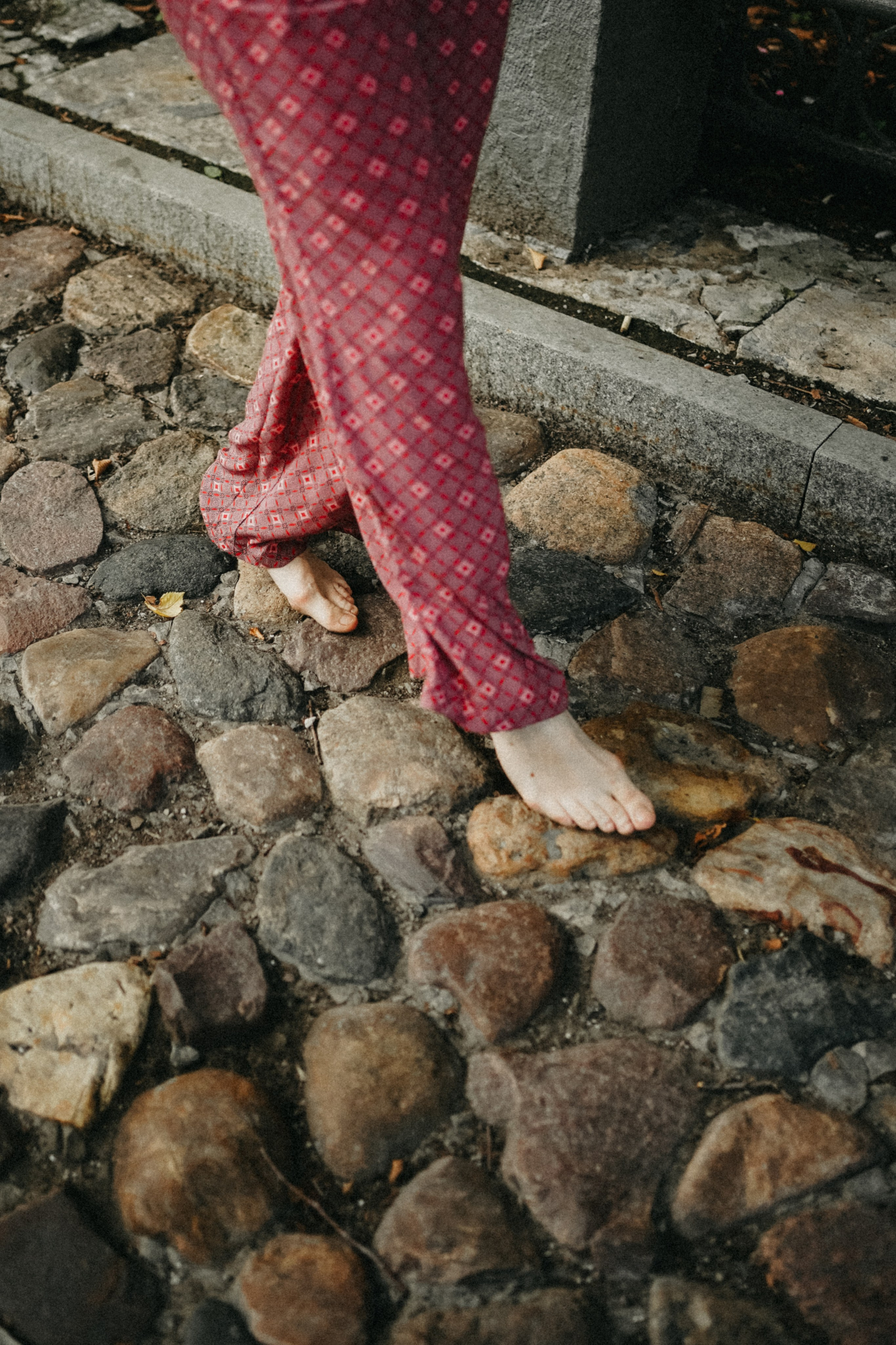 Девушка по городу шагает босиком. Фотограф Наталья Колганова