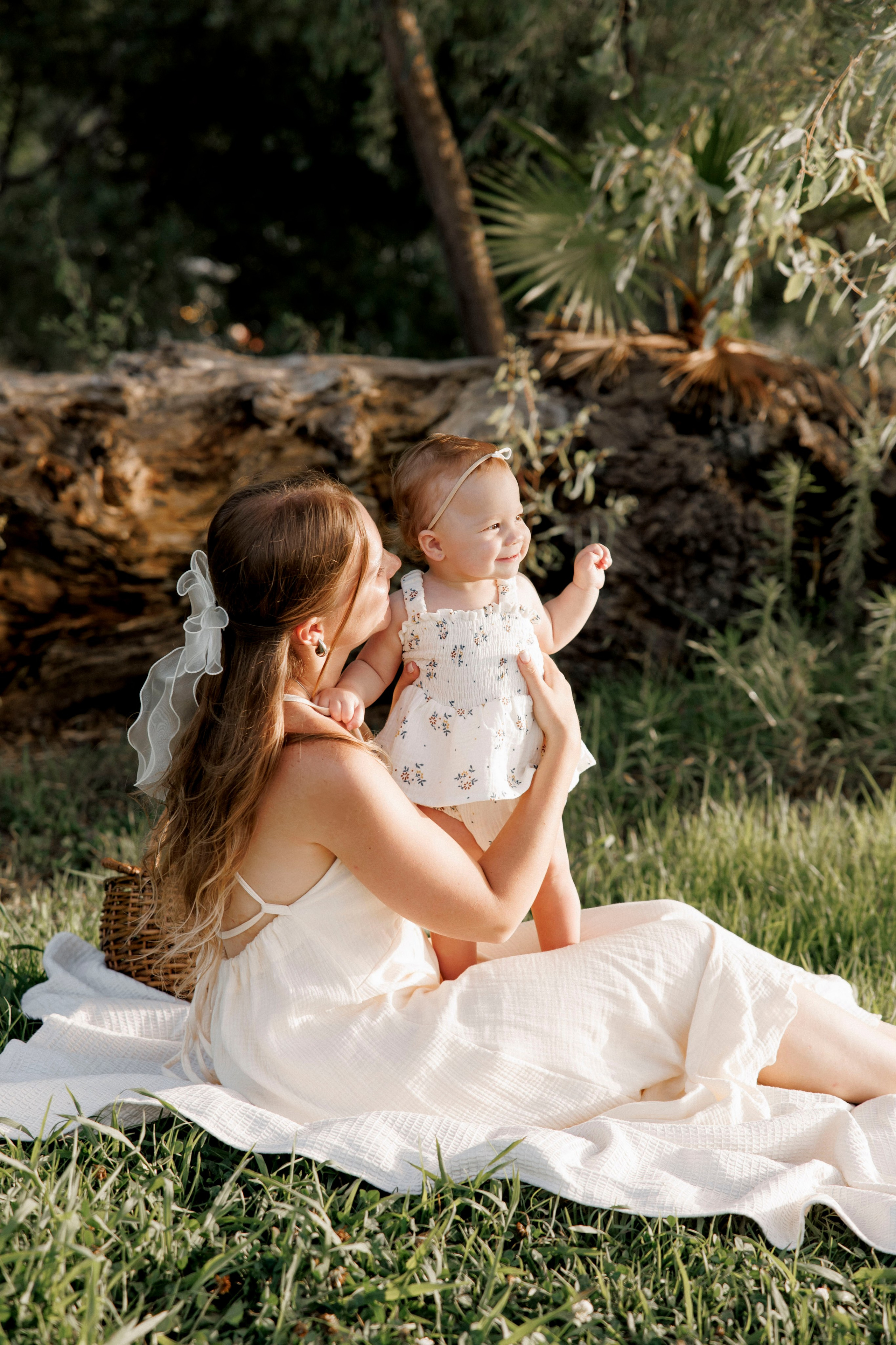 Family photoshoot inside the park. Главная
