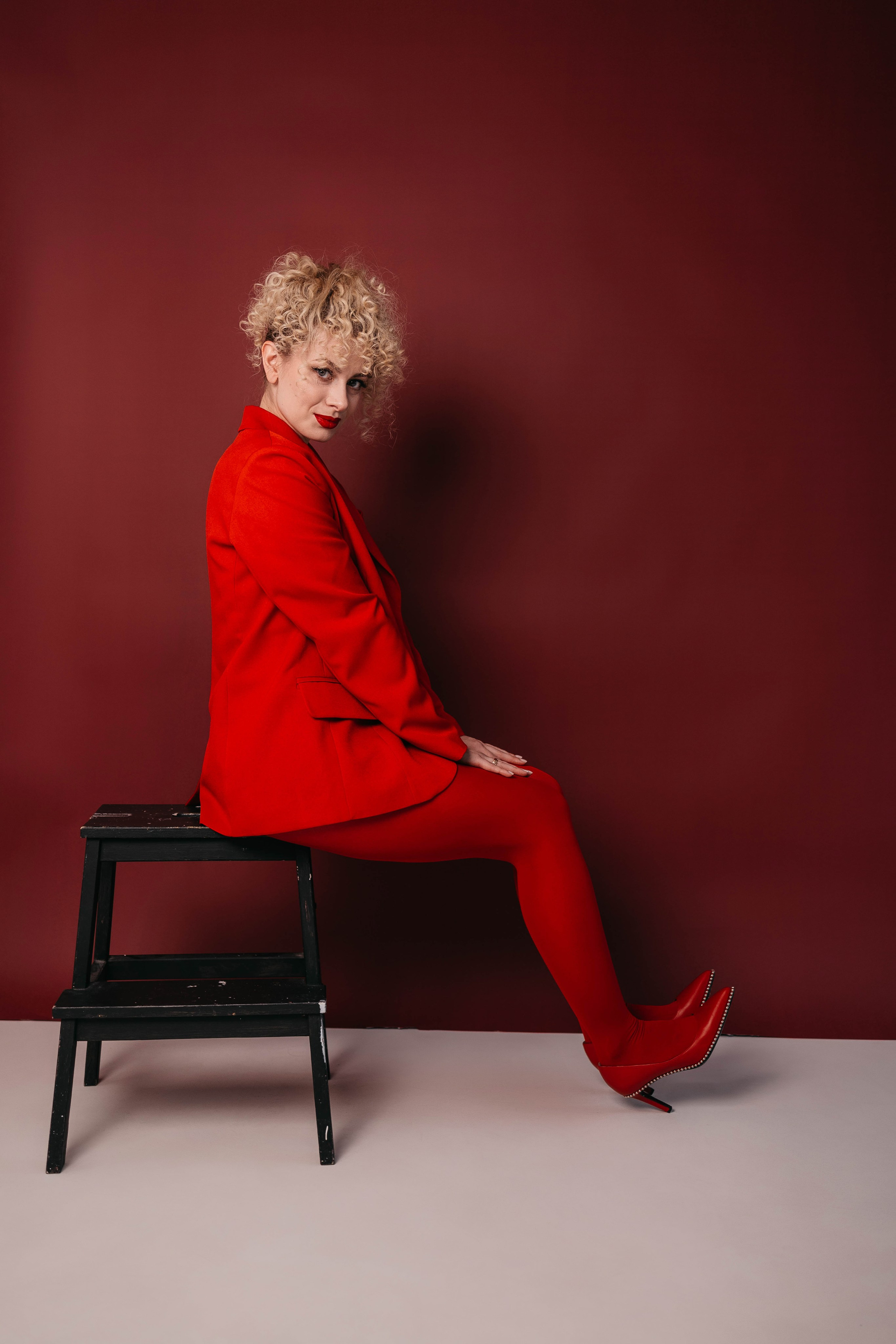 Ира в красном. Фотостудия Cute_photostudio в Твери. Фотограф в Твери Лагодная Яна