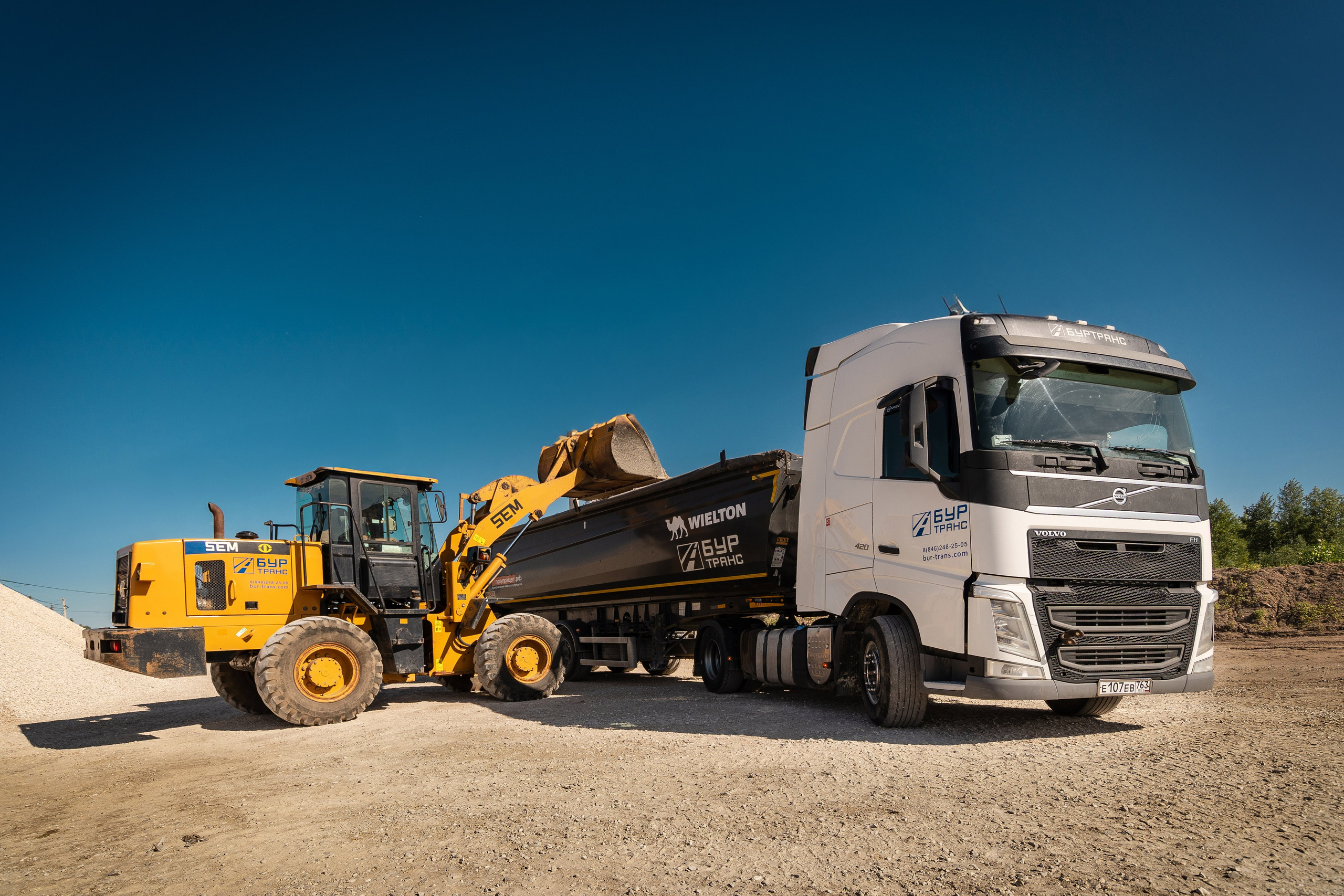 Погрузка в трёхосный прицеп для доставки инертных материалов больших объемов