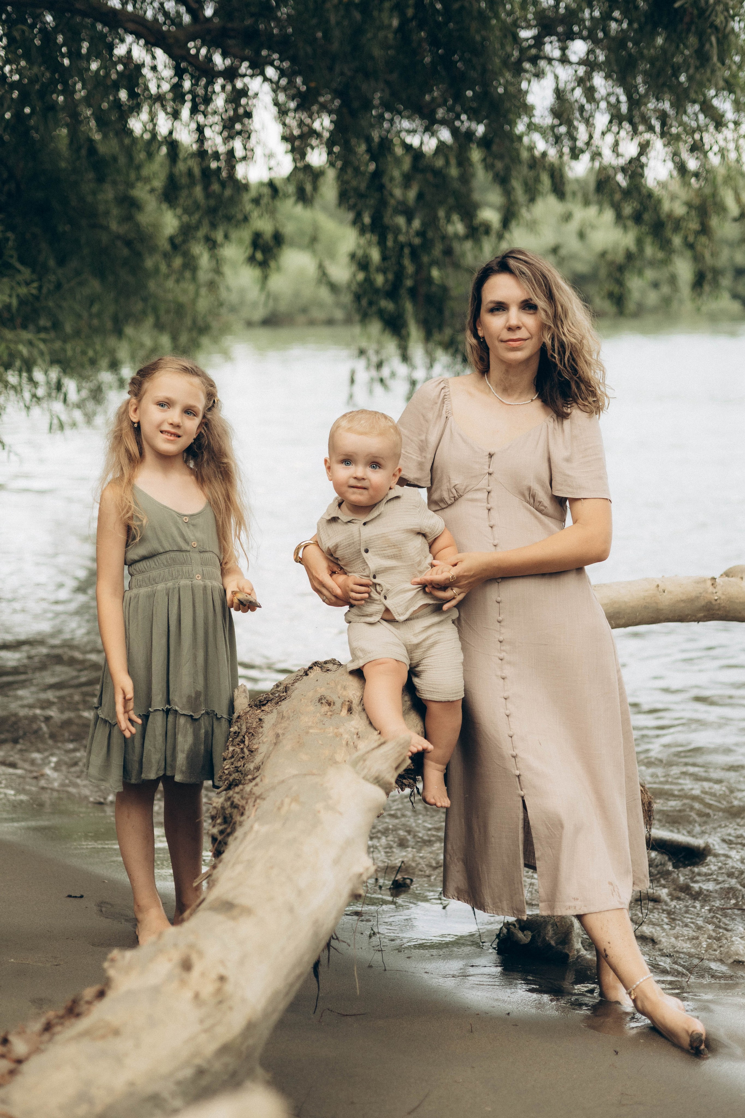 Семейная у реки. Isaevamarina.wfolio.pro