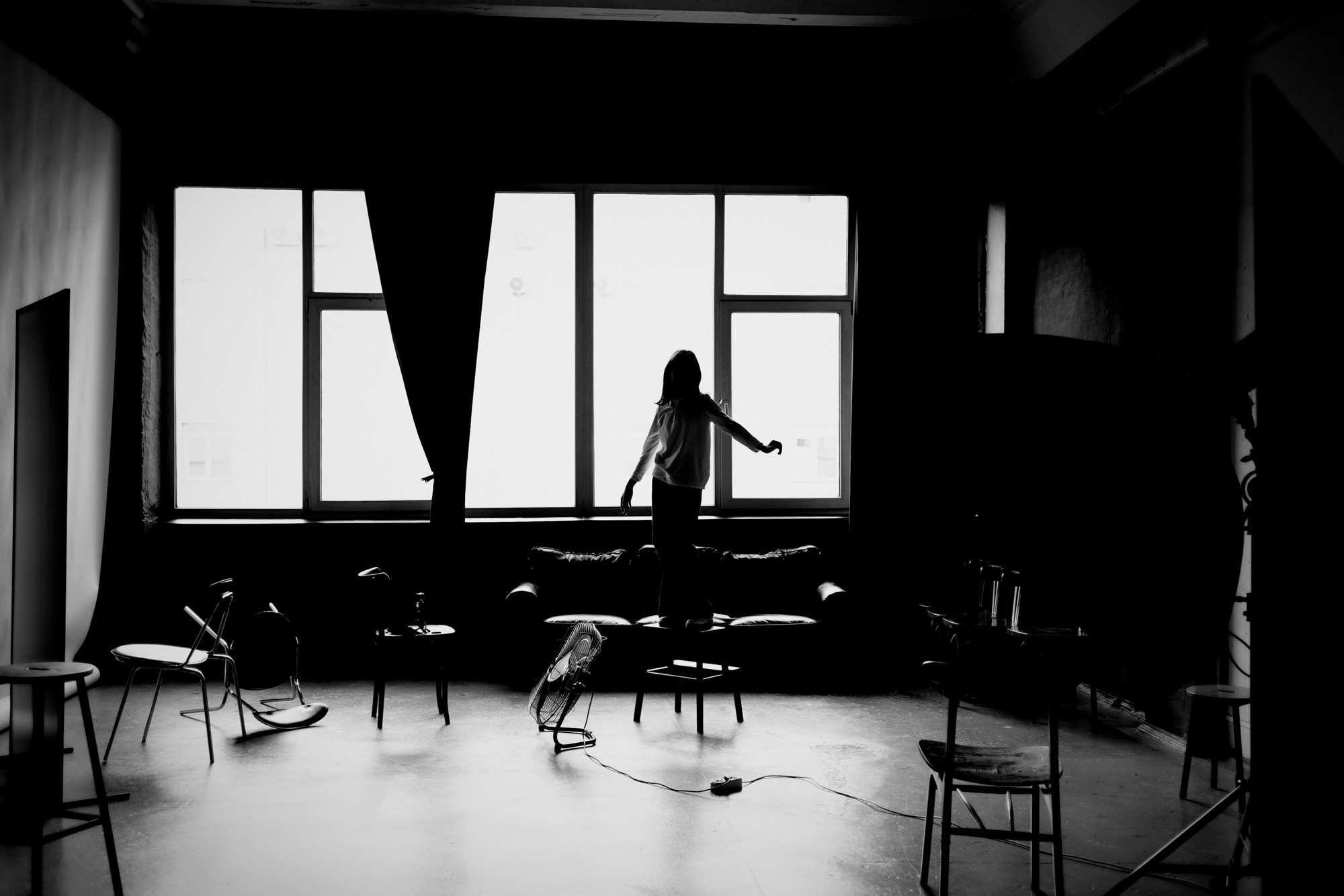 Стильный образ для подростковой фотосъемки, сочетание классики и современности, профессиональный подбор локации и позирования в фотостудии Freedom, Тюмень