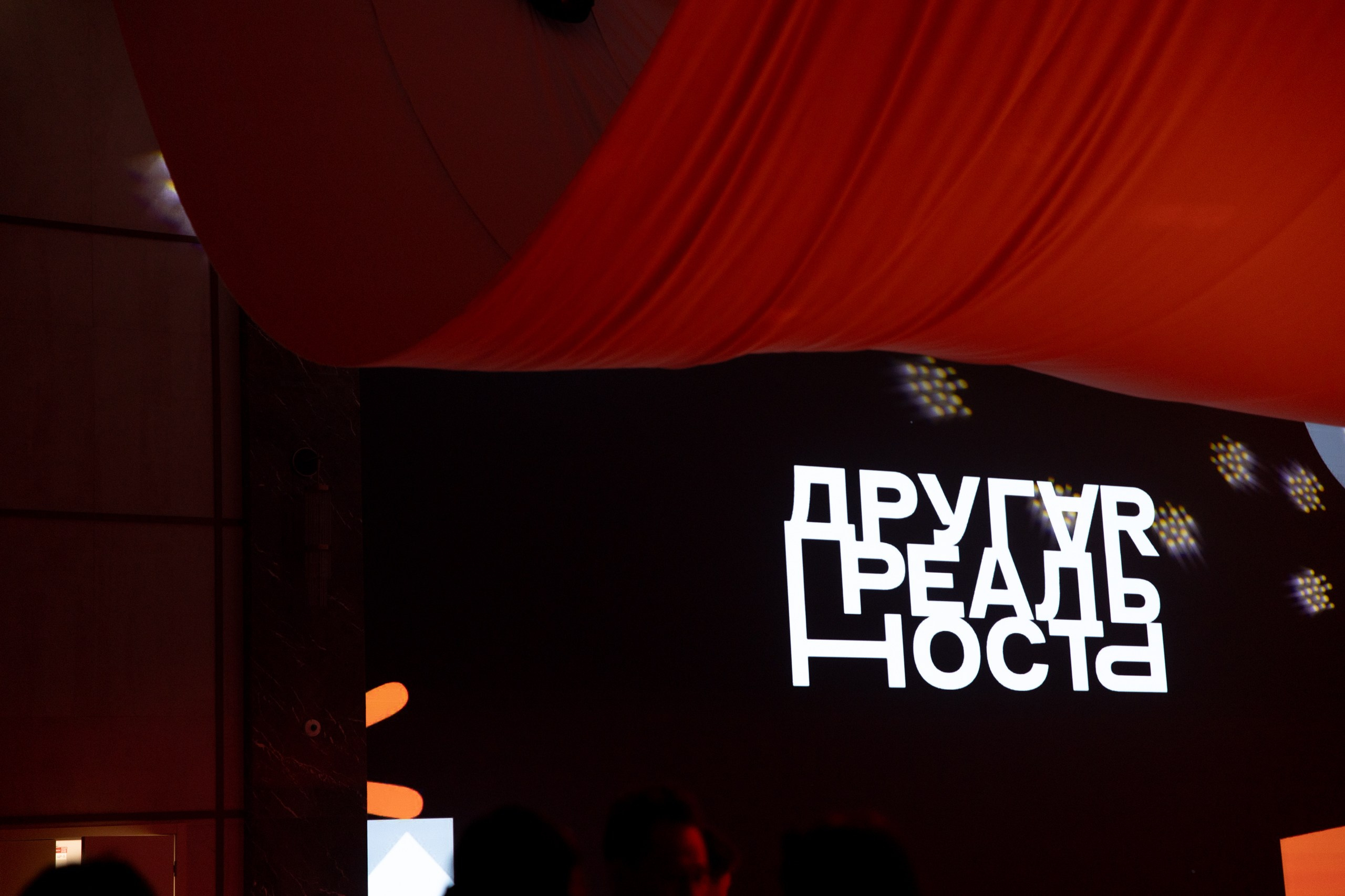 Здравствуйте! Я свадебный фотограф из Ульяновска, работаю в том числе по всей России и с выездом за границу. Снимаю свадьбы, lovestory, корпоративы, светский репортаж. Провожу обучение по фотографии, мастер-классы и воркшопы для других фотографов.