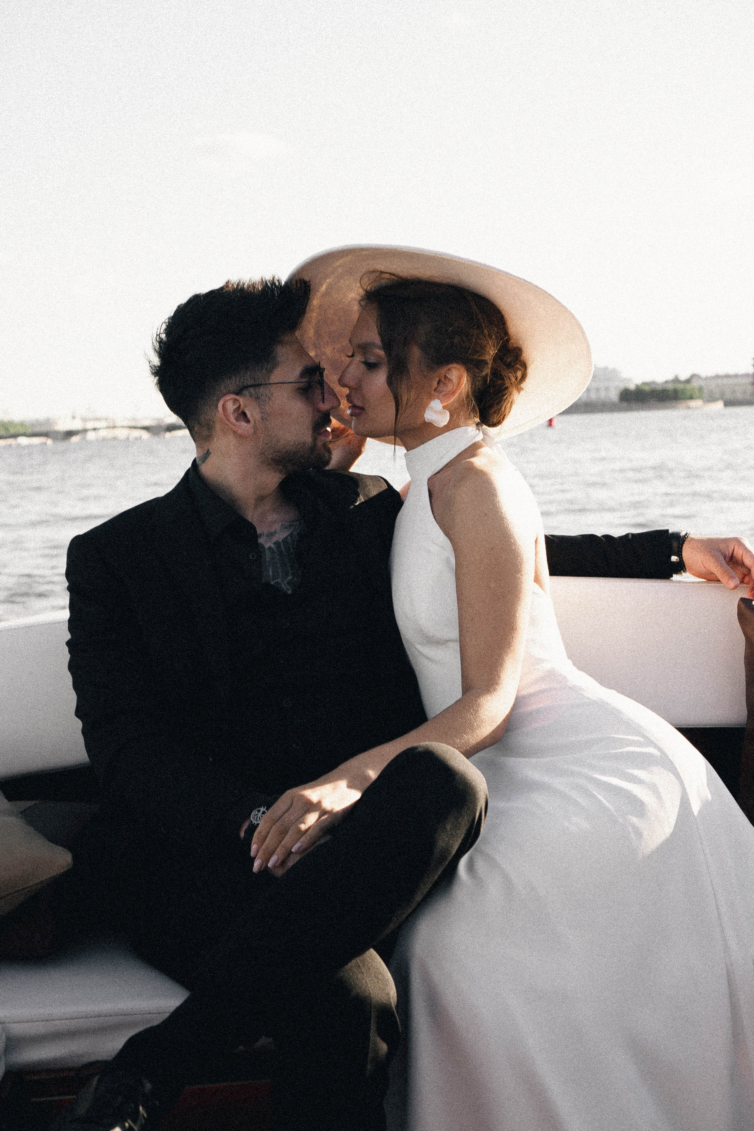 СВАДЕНБНАЯ СЬЕМКА НА КАТЕРЕ ПО КАНАЛАМ САНКТ-ПЕТЕРБУРГА И В АКВАТОРИИ НЕВЫ. Профессиональный фотограф, Санкт-Петербург — Виктория Богомолова