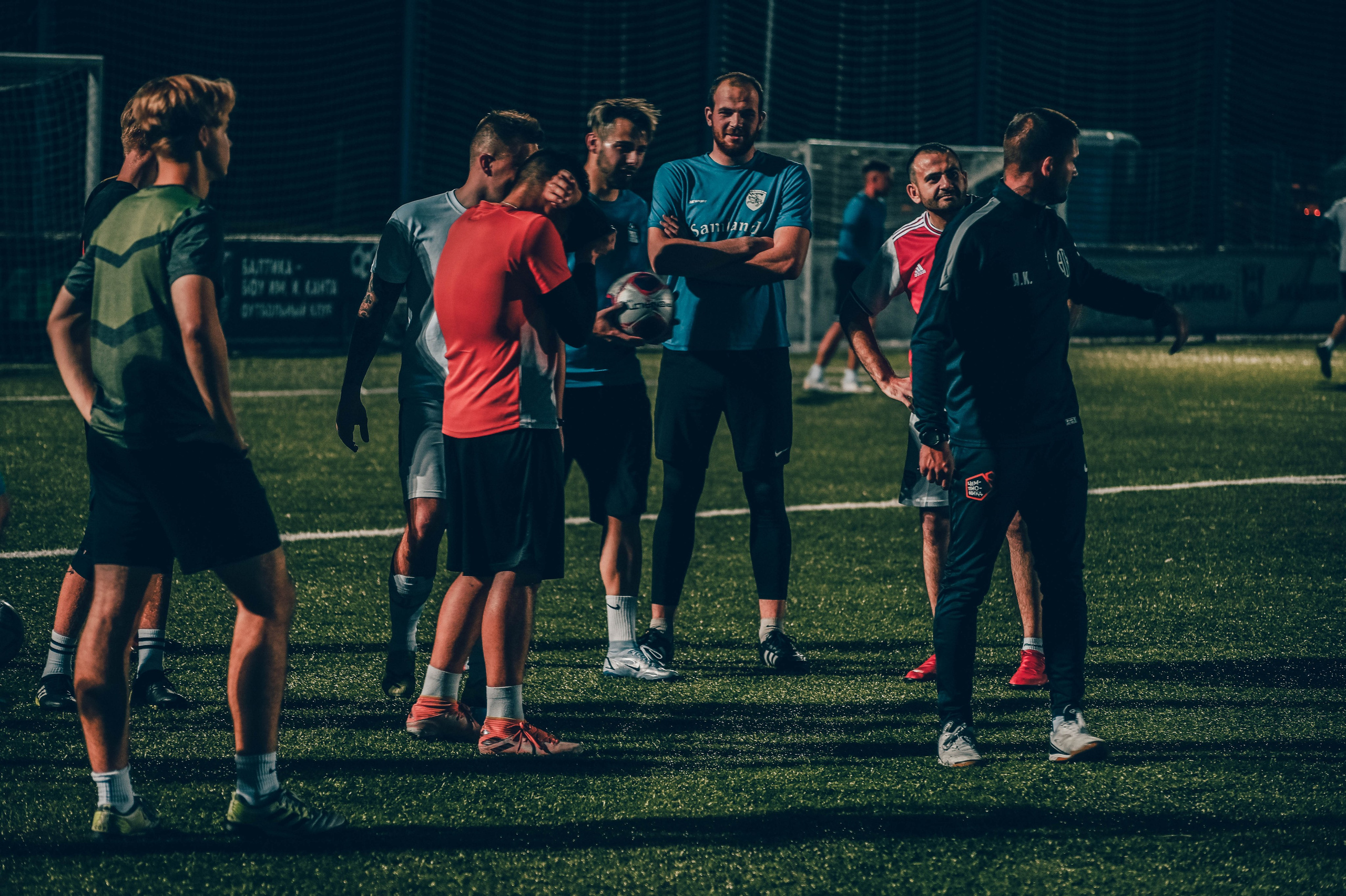 Фотосъёмка футбольной тренировки на стадионе. Фотограф Александр Орымбаев