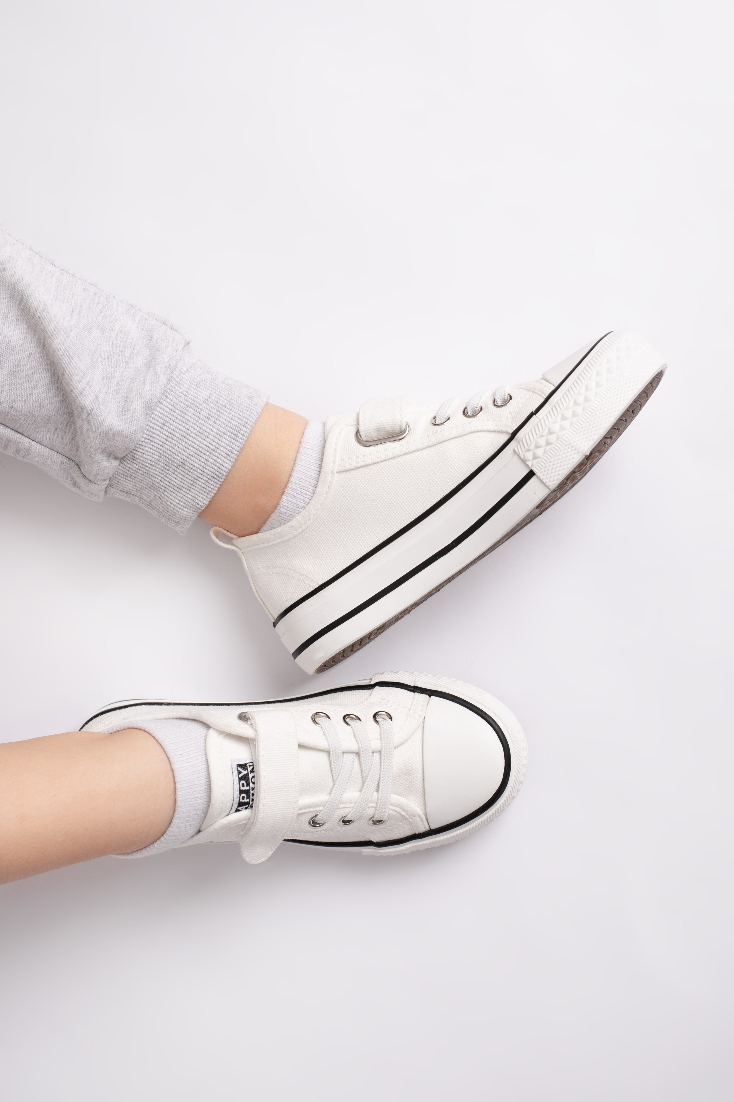 Детские кеды. Фотостудия предметной и модельной съёмки для маркетплейсов