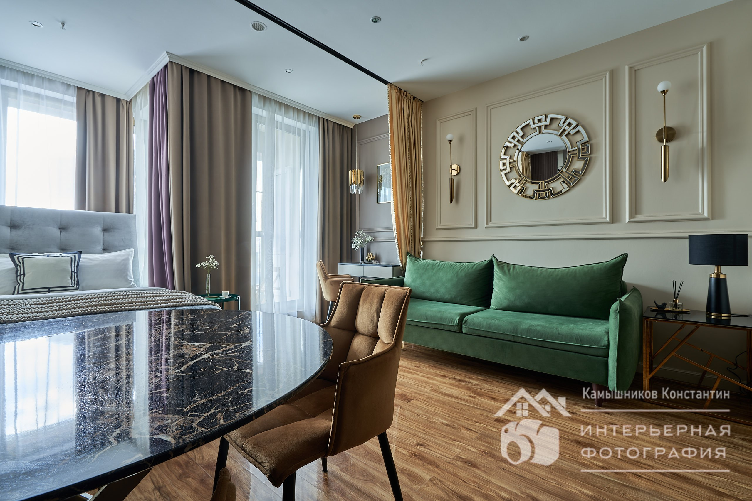 Интерьерная фотография апартаментом на Ходынском бульваре: диагональный ракурс с видом на панорамные окна