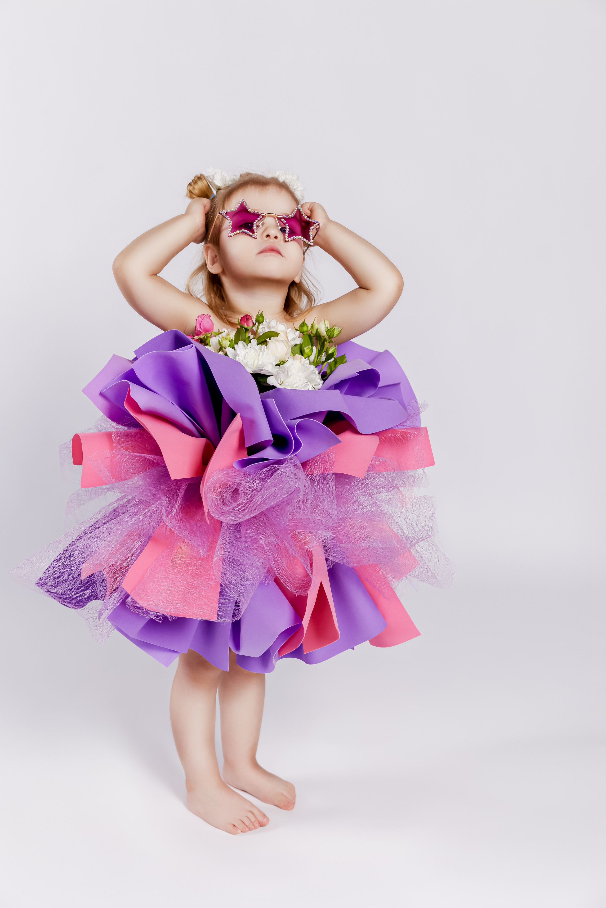 Цветочная фотосессия двух сестер в студии