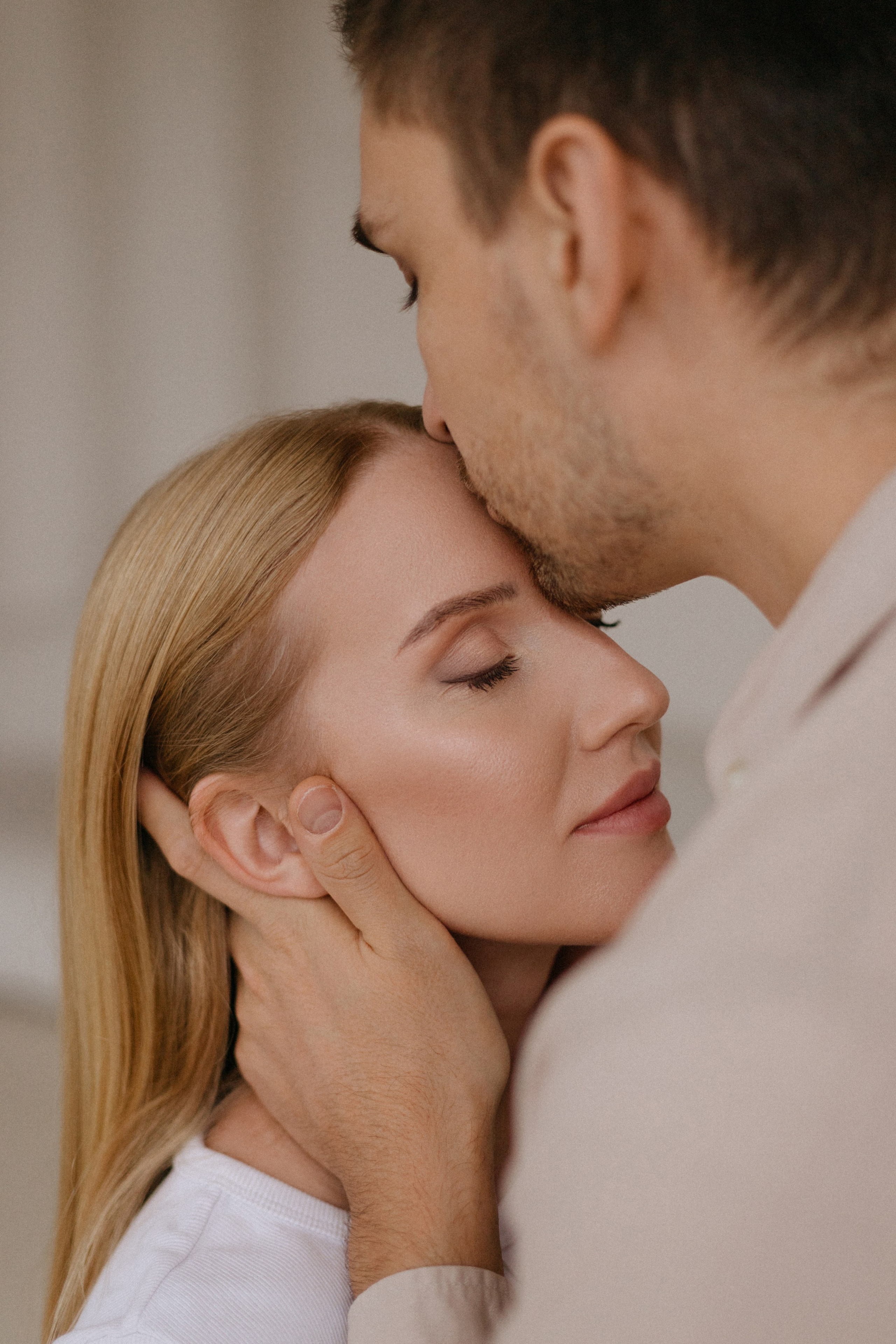 Парная фотосессия в минималистичной студии. Сестры Карабаза. Фотографы и ретушеры в Москве и Санкт-Петербурге