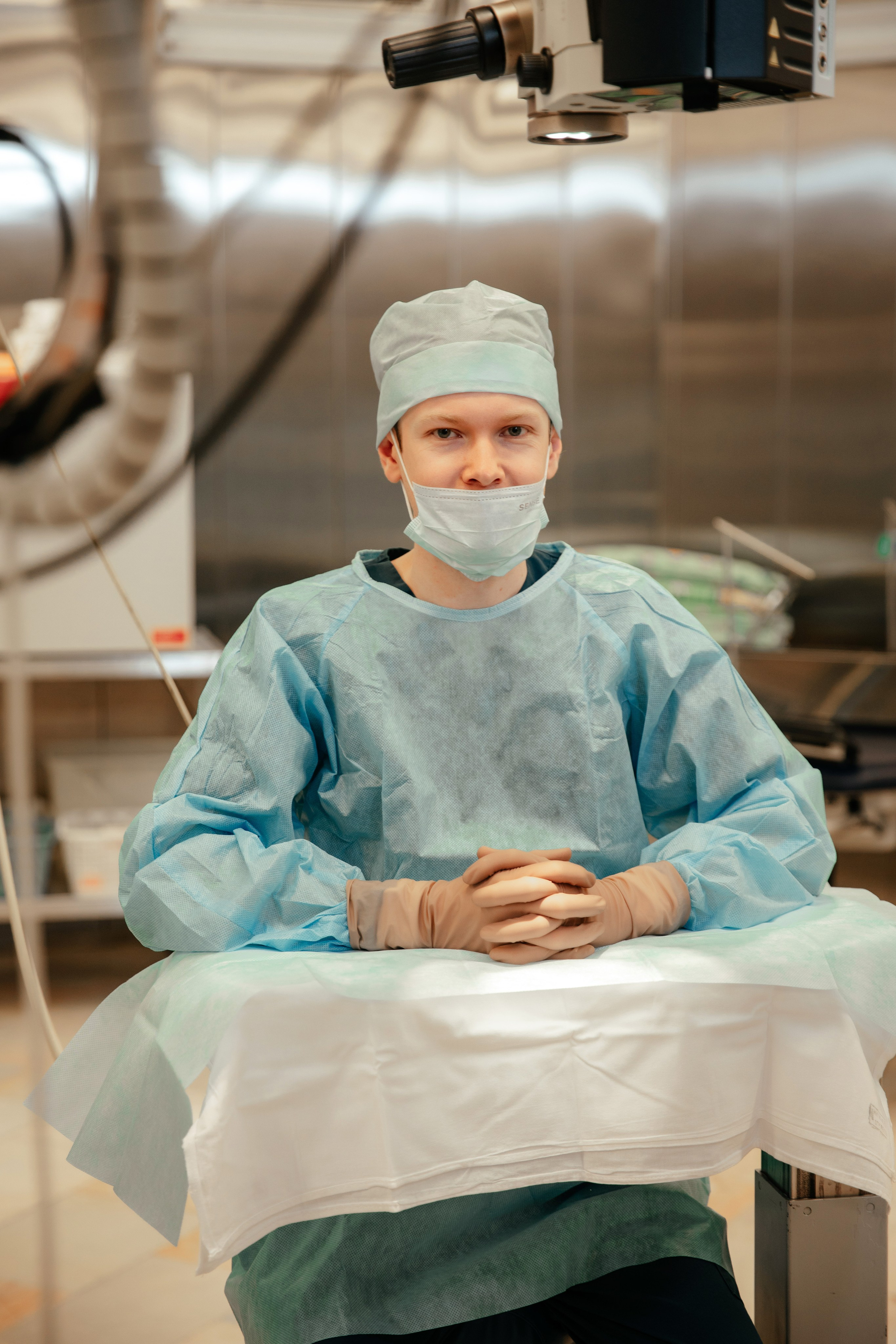 Портрет врача в  халате, на фоне операционной.