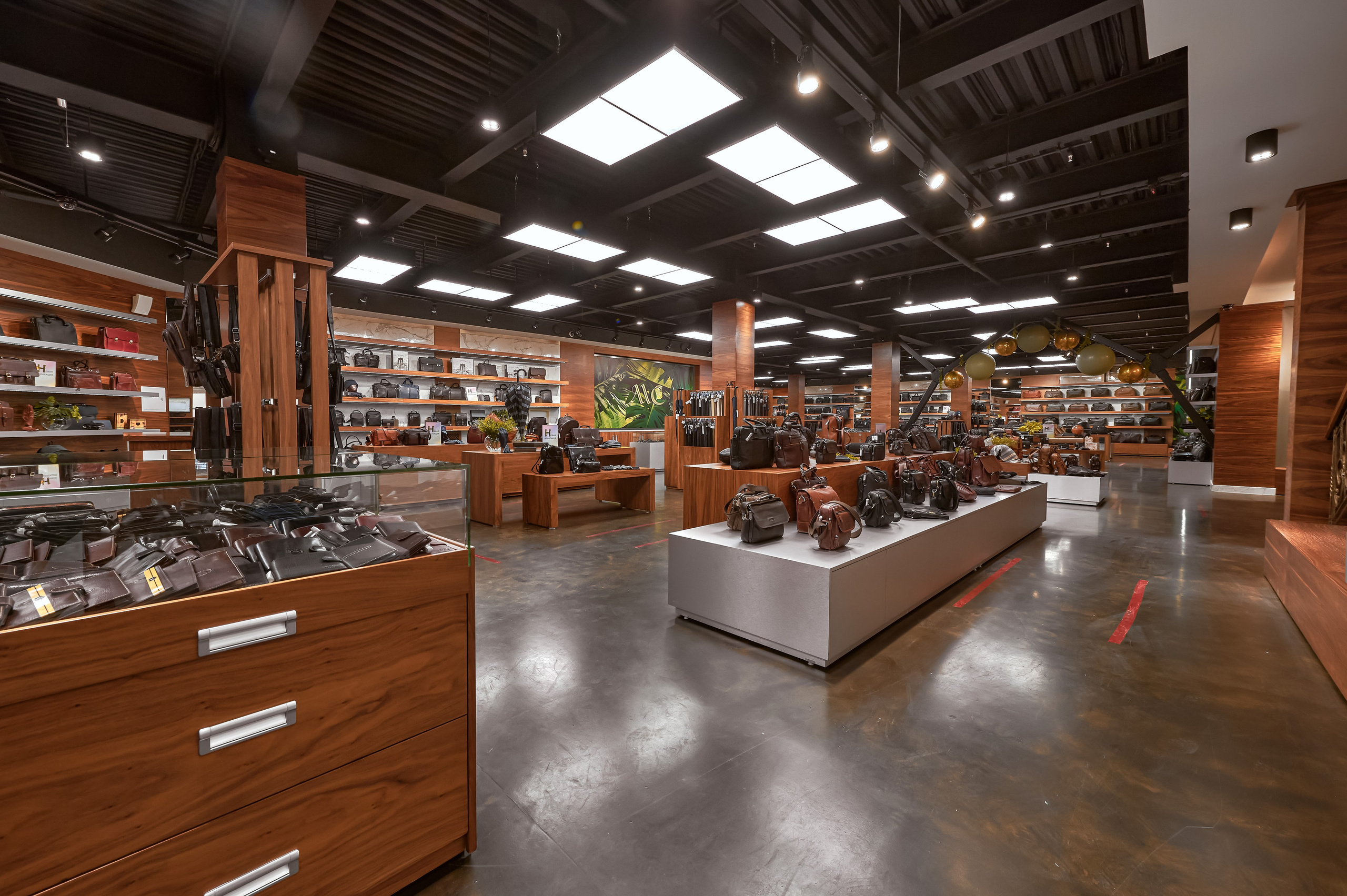 Портфолио по интерьерной и экстерьерной фотосъёмки: Мир сумок — Левый берег. Фотограф Яковлев Роман — Красноярск