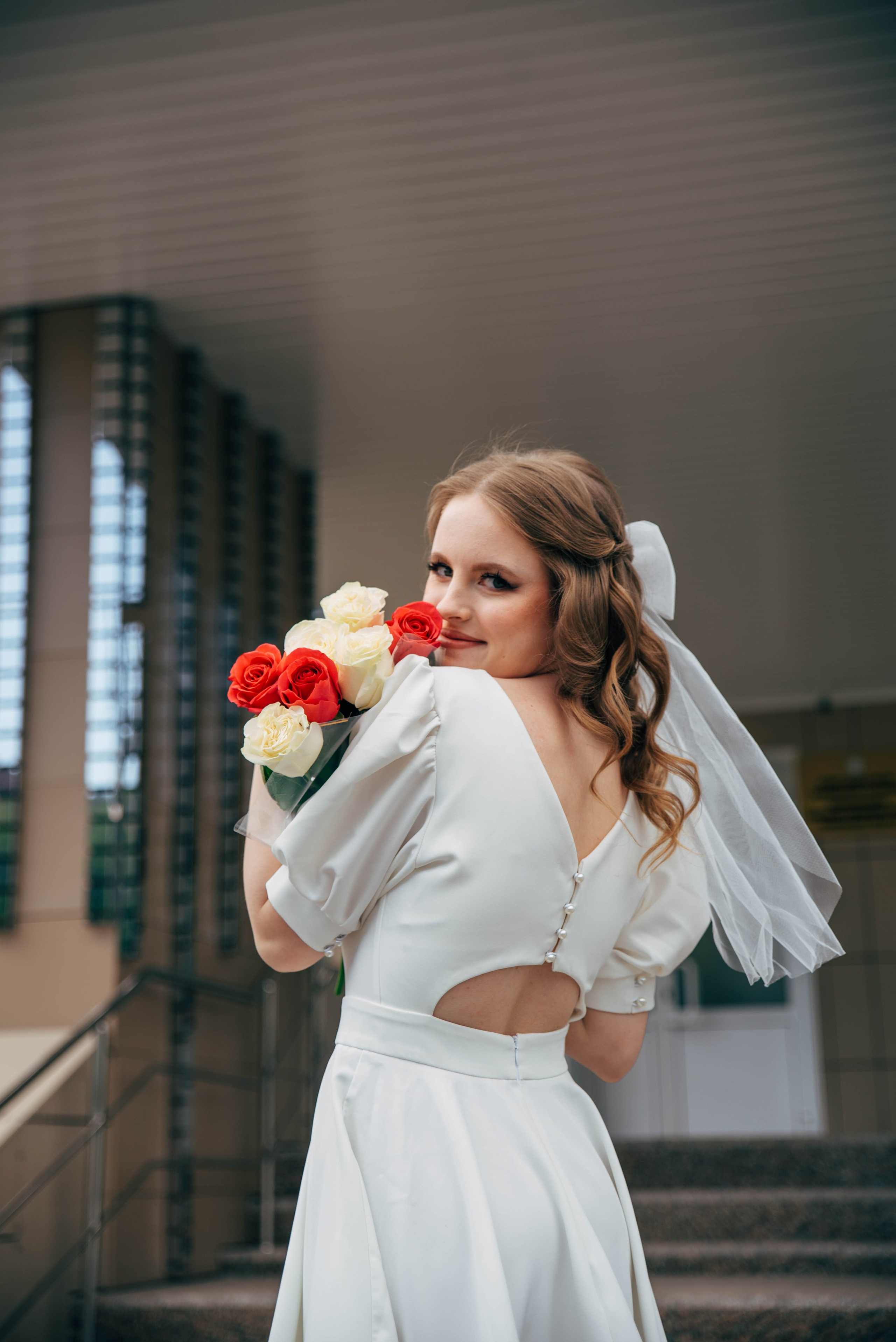 Невеста , белое платье и фата 