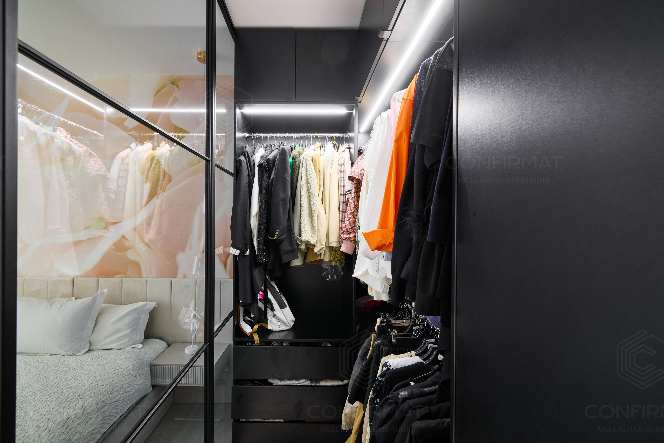Открытая гардеробная, стеклянная перегородка в спальне, мебель на заказ гардеробная, мебель на заказ спальня, confirmat, мебель конфирмат