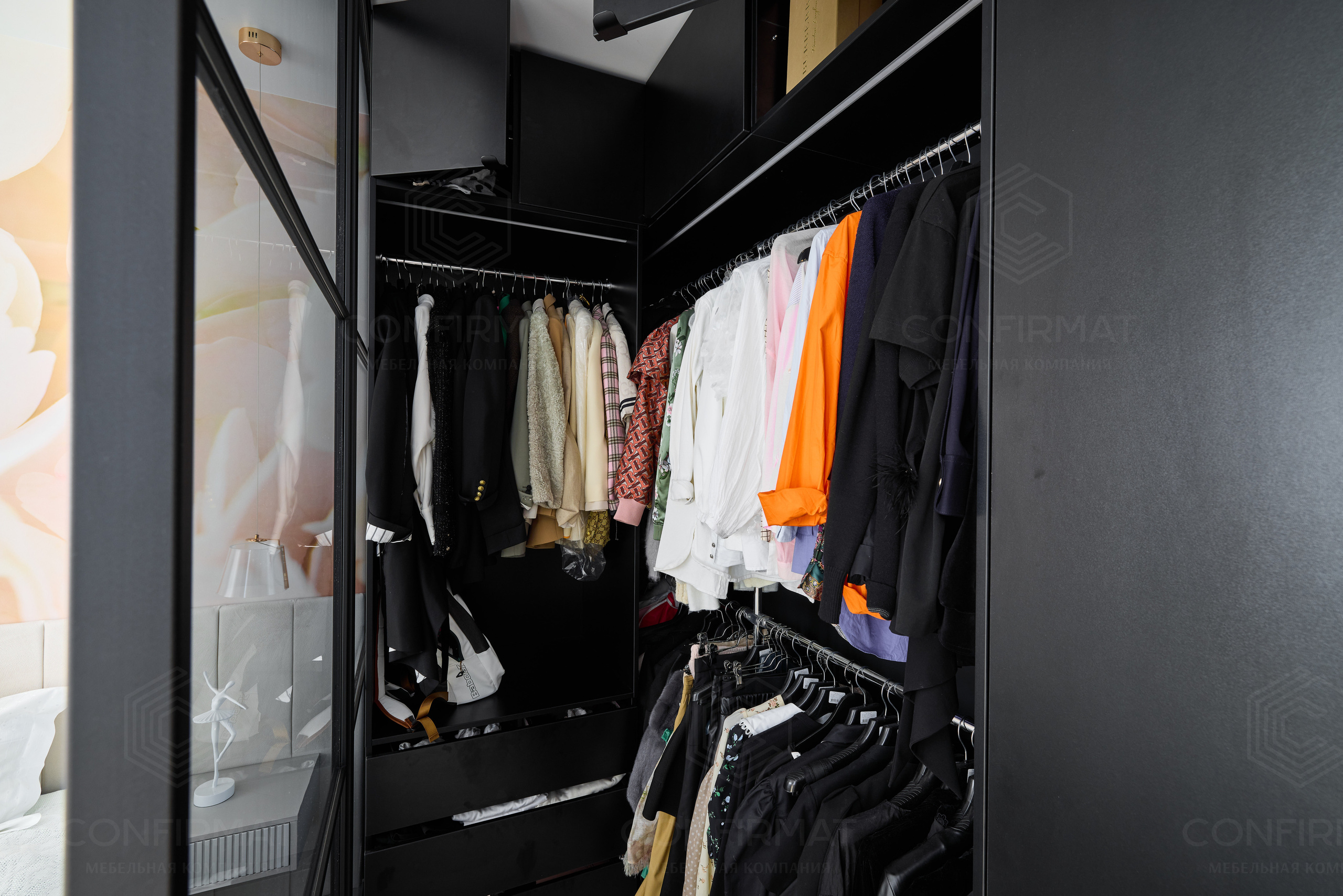 Открытая гардеробная, стеклянная перегородка в спальне, мебель на заказ гардеробная, мебель на заказ спальня, confirmat, мебель конфирмат