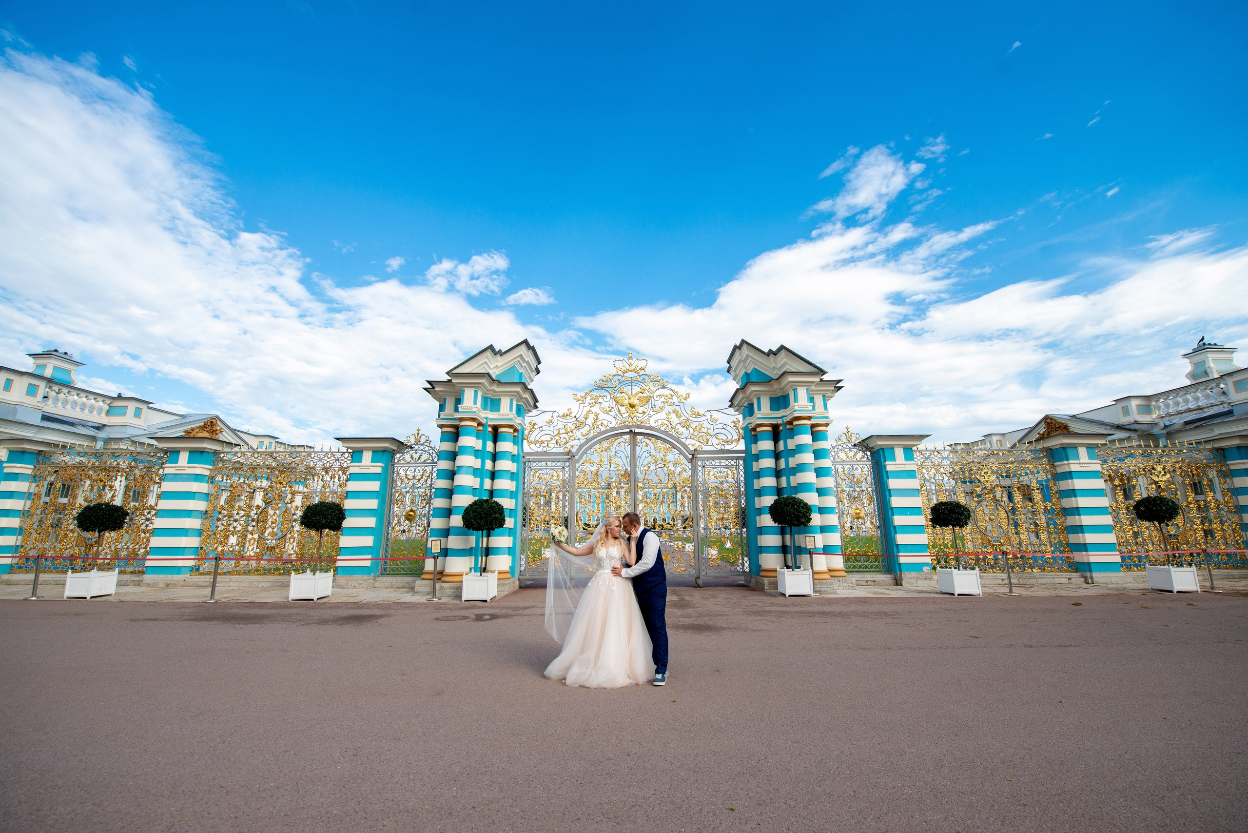 Евгения (фотосессия с малиновым chevrolet camaro, в сирени в Пушкине в Екатерининском парке). Портретный, семейный и свадебный фотограф в Санкт-Петербурге и в Пушкине Ширяев Денис