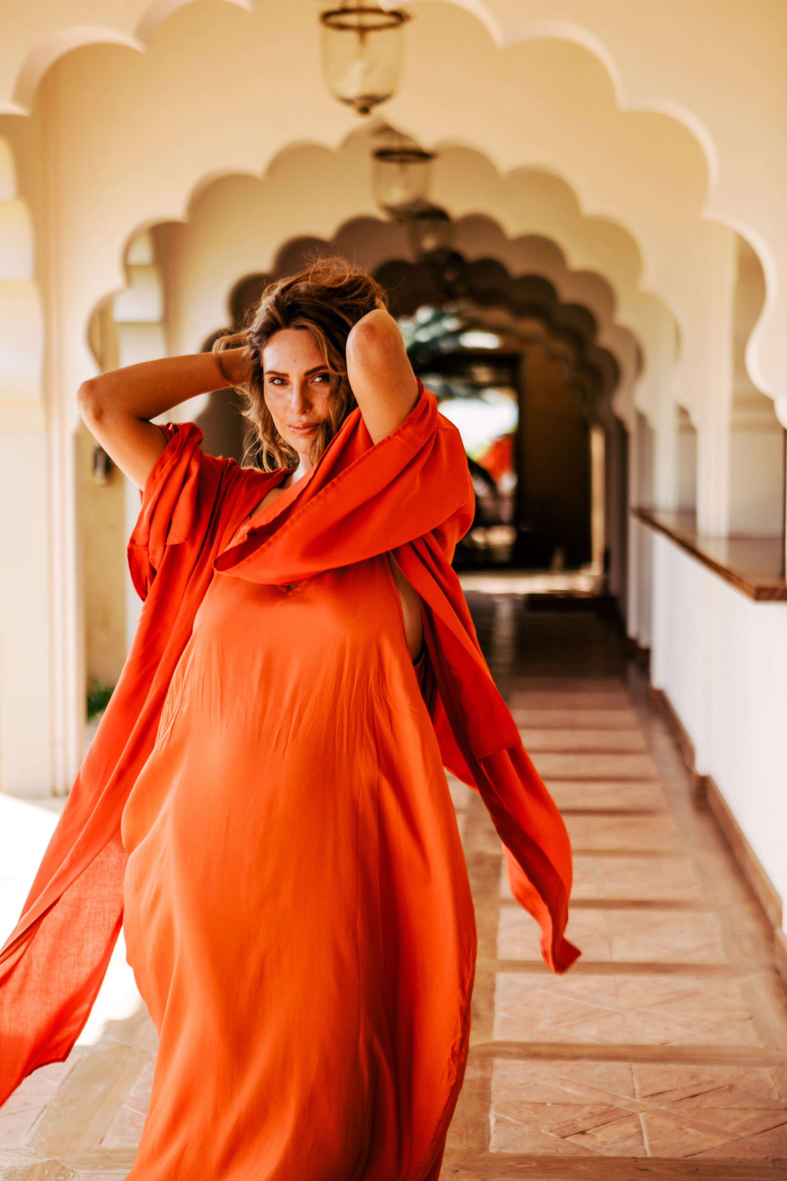 Девушка в красном платье в отеле Malabar Hill — Роскошная портретная съемка | Шри-Ланка. Фотограф на Шри-Ланке