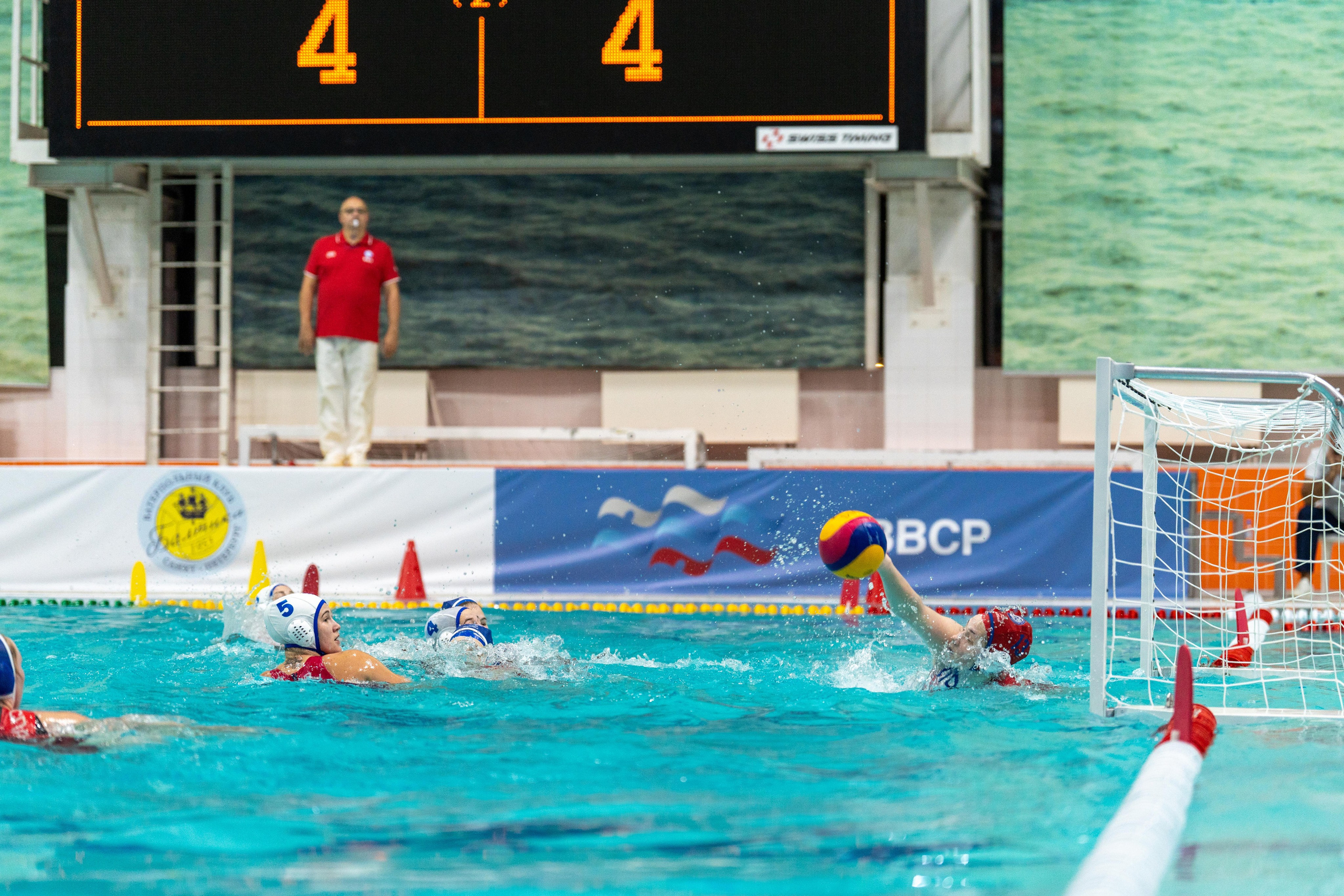 Спортивный фотограф Санкт-Петербург запечатлел атаку в женском матче по водному поло