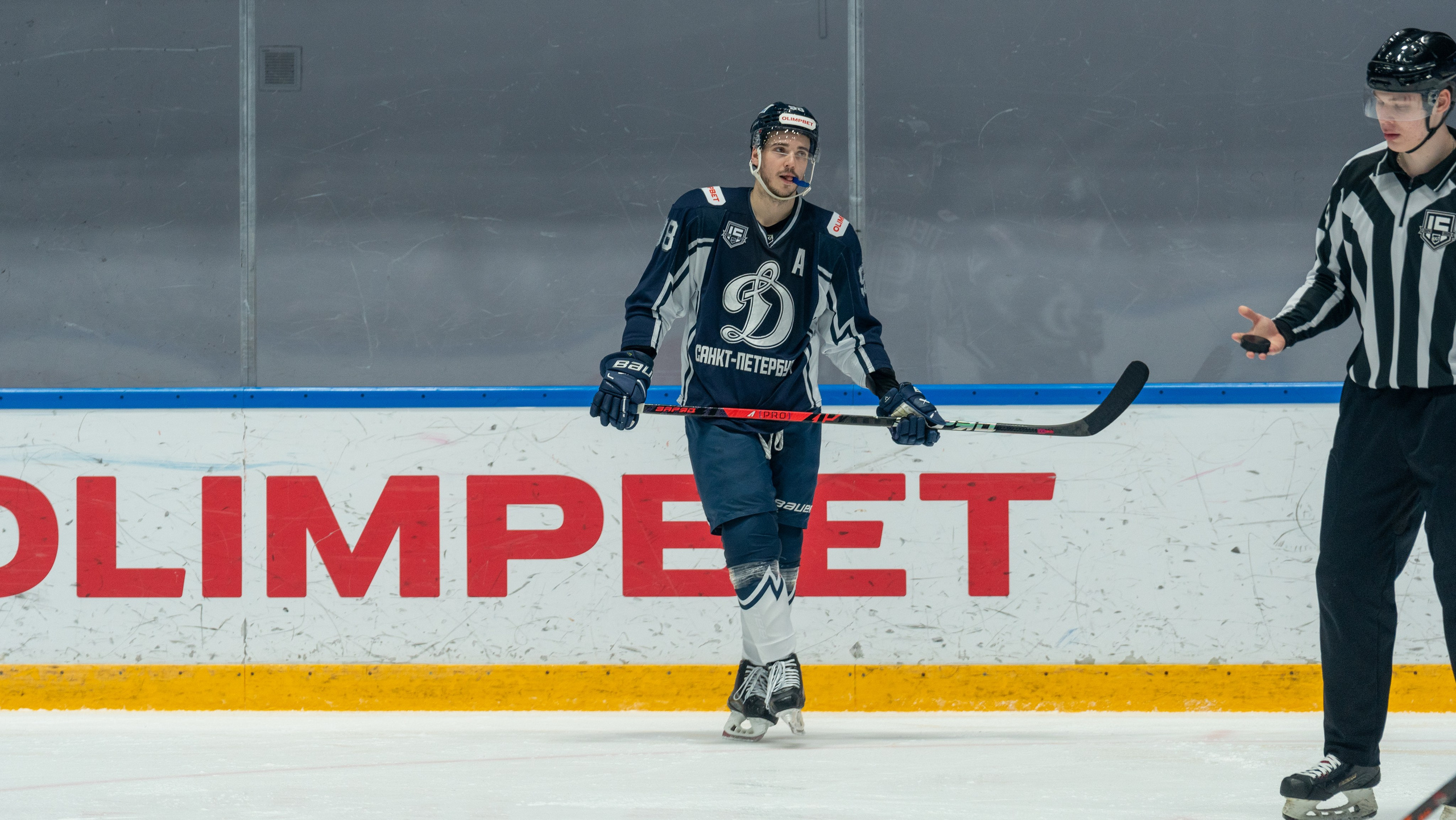 Игрок «Динамо» СПб в паузе матча против «Молота» — спортивная фотосъёмка от репортажного фотографа в Санкт-Петербурге.