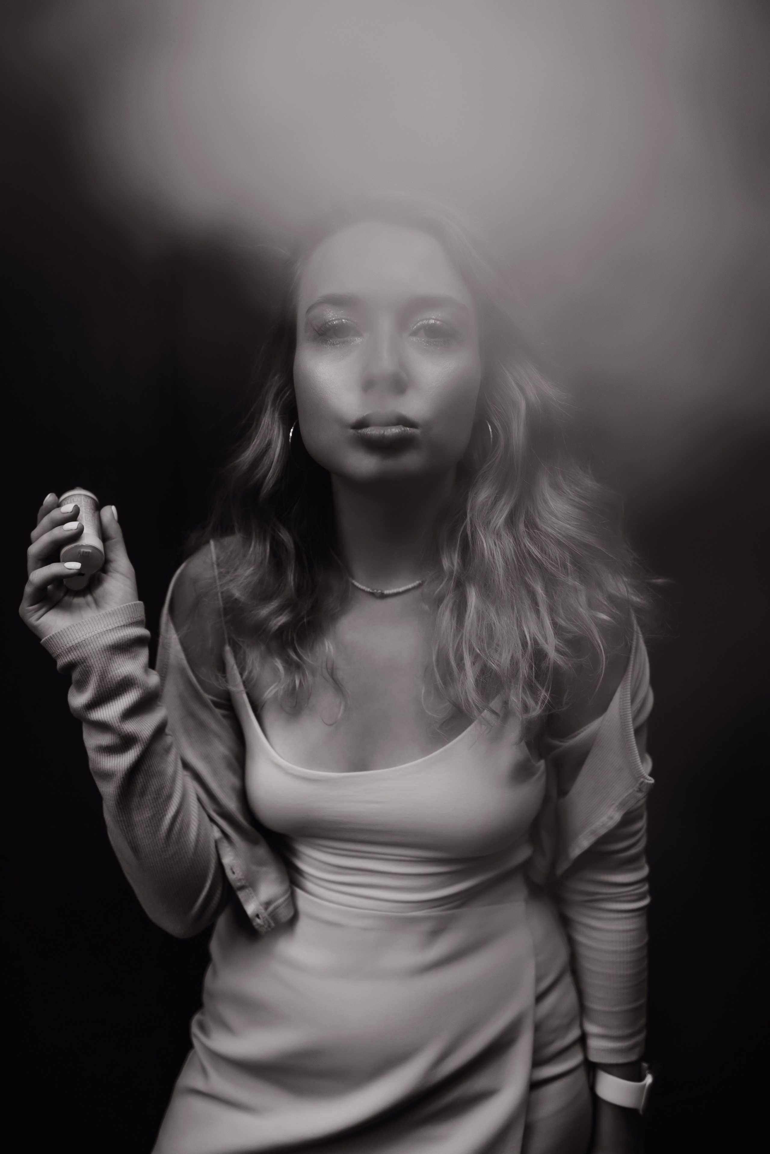 девушка и дым