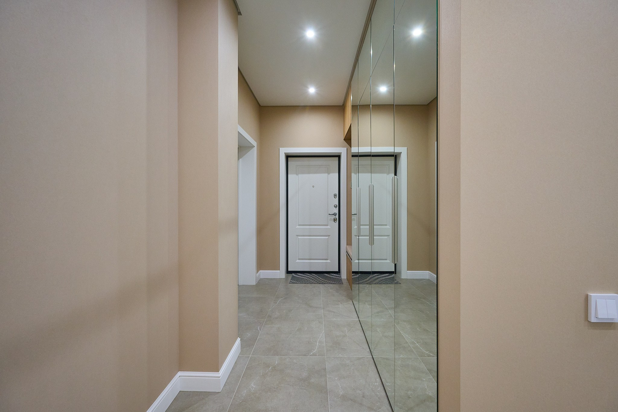 коридор бежевые стены белая входная дверь 