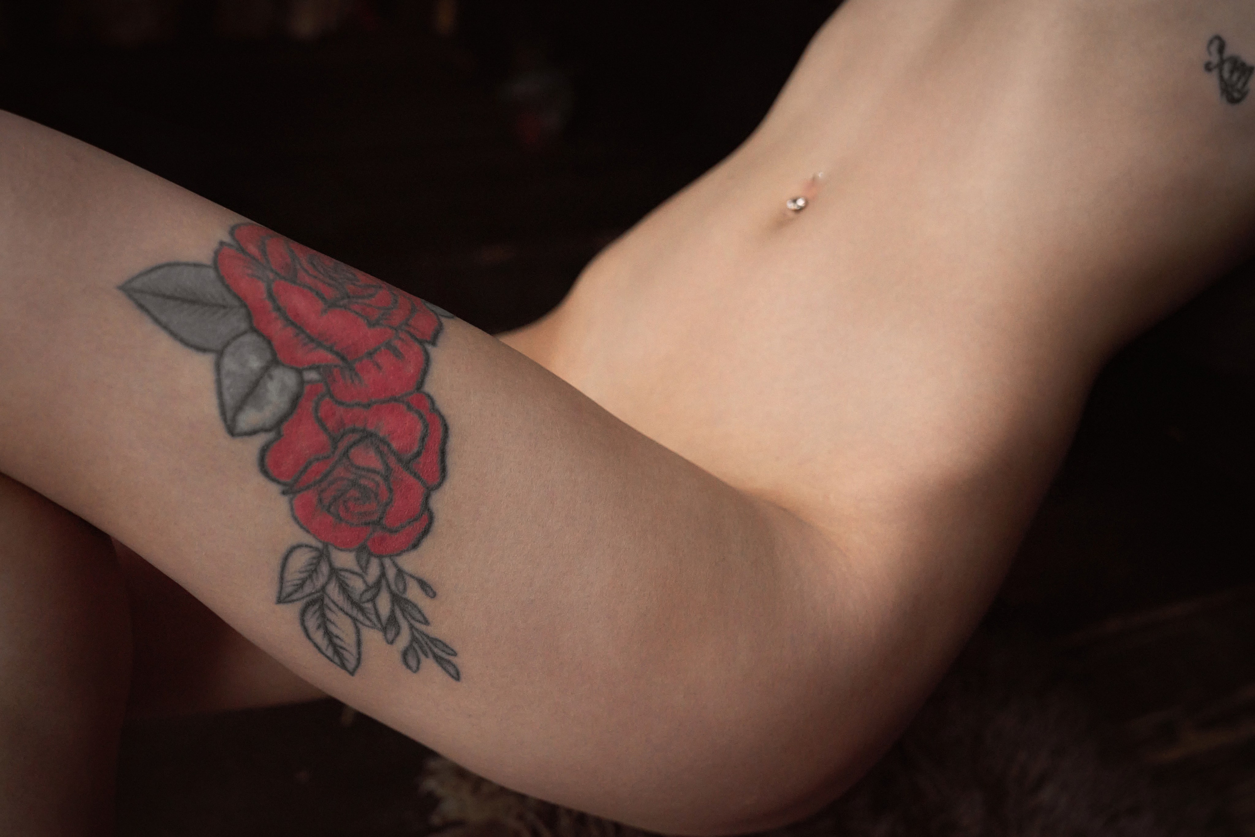 Татуировка на ноге девушки, кадр сделан на фотосессии фотографом ню Евгением Опариным